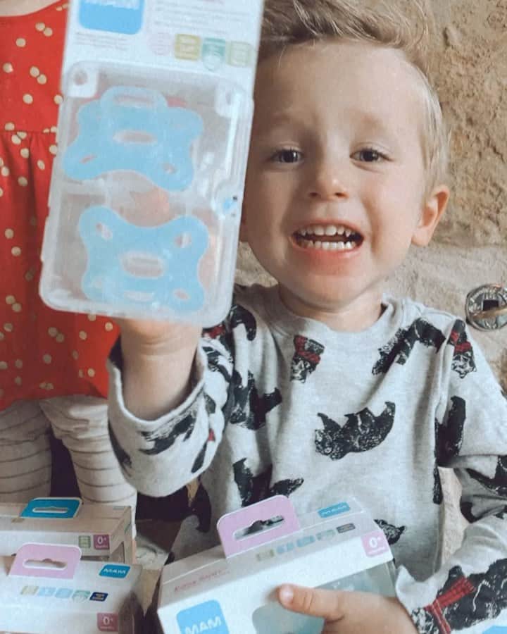 カーリー・パターソンのインスタグラム：「@mambaby_usa products are a hot commodity in our household! With Baby #3 coming soon, we are stocked up with the best - the MAM Easy Start Anti-Colic Bottles and MAM Comfort Pacifiers! These are our favorite and the only brand my kids would use, so I’ve been a huge MAM fan from the beginning! Make sure to follow @mambaby_usa to enter a giveaway that will include a $100 gift package of assorted MAM products which will include MAM Easy Start Anti-Colic Bottles and MAM Comfort Pacifiers🍼 Entrants will need to follow @mambaby_usa for entry (US and Canada entrants fine for this)   You can also find MAM products at Walmart and www.walmart.com.   #mambaby #sponsored #ad #MAMatWalmart」