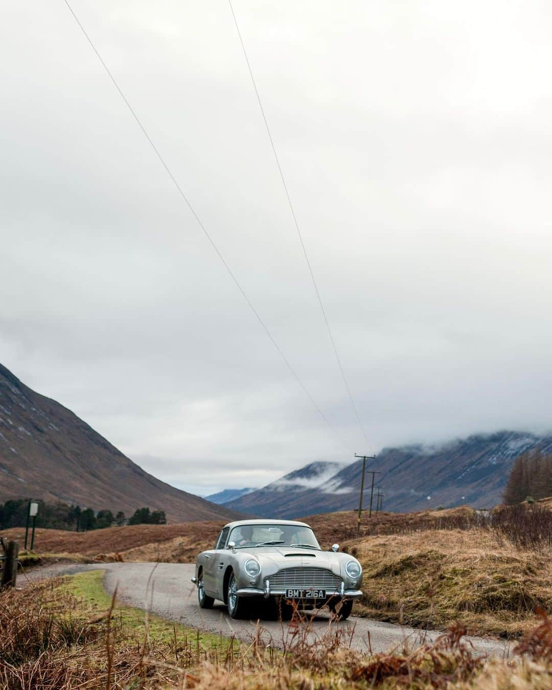 James Bond 007さんのインスタグラム写真 - (James Bond 007Instagram)「Explore a detailed briefing on 007’s Aston Martin DB5 and what it takes to make a Bond film at #007xSPYSCAPE. Find out more about the online exhibition @spyscape.」12月17日 2時11分 - 007