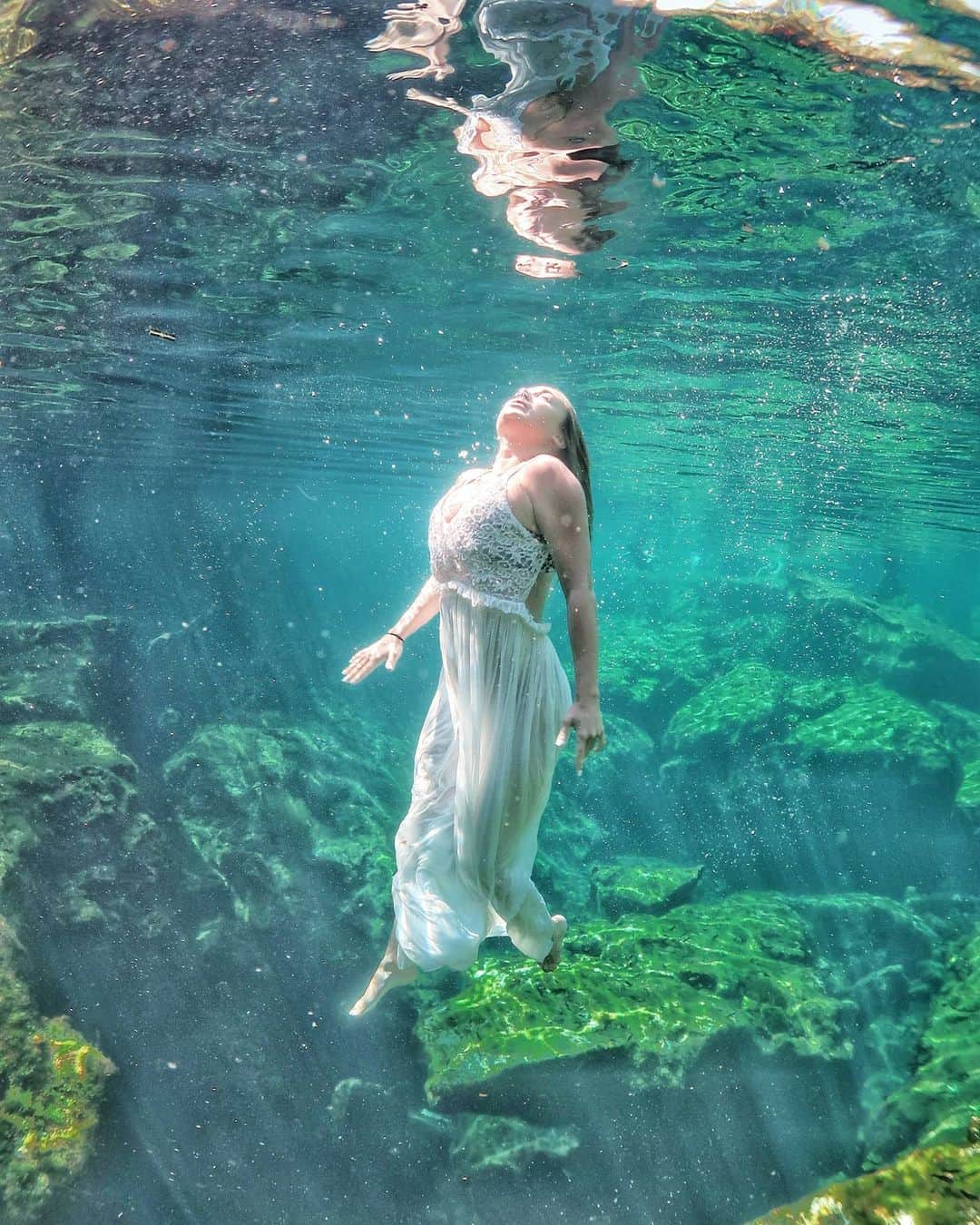 アリサ・ラモスのインスタグラム：「Finally found a new use for the flowy dresses I've already worn! They were fun to wear on land at first, but now that they've unfortunately become a stereotype for "female influencers", it's time to switch it up and go underwater! 🤣 . Fun fact: I used to only wear all black athletic wear (even though I love fashion) to avoid attention. Then I realized photos do better with pretty dresses and started incorporating them. I got hate for wearing dresses while traveling, so I purposely wore them in places like Antarctica and Kilimanjaro to go against the norm and be different. I also made it a point to try to buy them from locals in all the places I travel to (I donate the ones I've worn to locals as well). Then the influencer mega-boom happened and everyone was wearing flowy dresses in travel photos, and it made me not want to wear them anymore 🤣 . But I still love my dresses, and I wear them in real life, not just for photos, so I'll just gladly accept the challenge of finding new unique ways to photograph them! . I did this under water shoot after diving in the Cenote, and it was more difficult than the dive! Swimming in a long dress is actually pretty dangerous (do not try this at home) and there were a couple times when I felt like it was dragging me down! But I'm not going to lie, I felt like a mermaid! . Wow, can you believe I just made a whole post about the reality behind flowy dresses?! 🤣 What are your thoughts about them? . Mine are: wear whatever the F makes you happy but don't feel pressured to just bc everyone else is! Being different is a blessing!!!! . (PS thanks for all the well wishes last night for my two loved ones in the hospital! They are both doing good!) . . . . #travelfashion #ootd #underwaterphotography #cenoteeden #mexico #rivieramaya #PlayadelCarmen #tulum #gltlove」