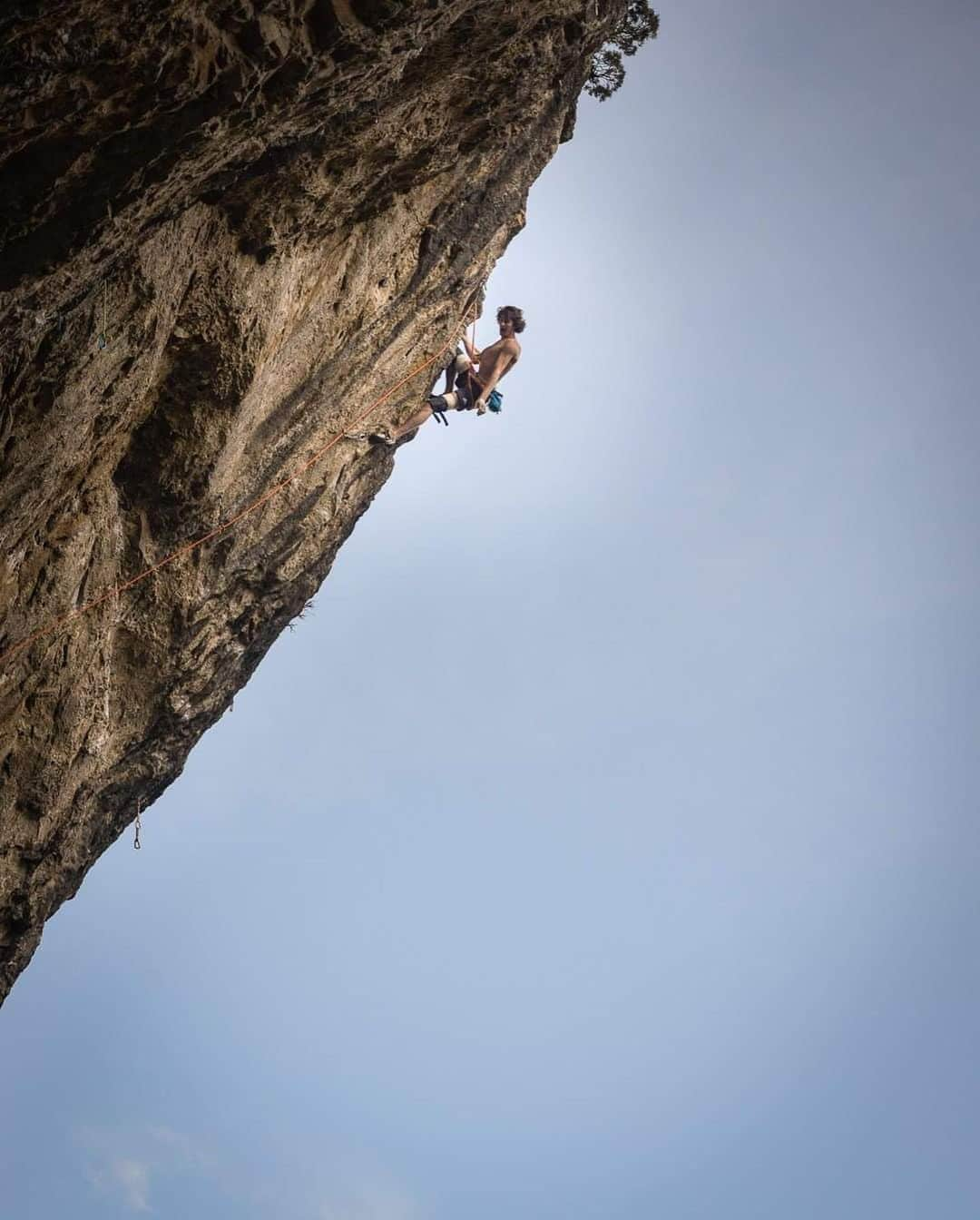 デイブ・グラハムのインスタグラム：「Geminis [8B+] Onsight 🤟😀 The last month in Rodellar was pretty uneventful for me; I didn’t manage to send No Pain No Gain after it got wet in the beginning of November 😩 I spent a ton of days trying it with wet holds, waiting for some wind to dry it all out, assuming it would improve as the days past. There were two holds in the upper crux which would never stop seeping, and on my tries from the start when I grabbed them I would just slip off, even if I wasn’t feeling pumped. I tried to find a method to avoid them but ultimately found zero solutions. It was sad to walk away feeling so dialed in and close to success, but with the days shortening and the winter weather arriving, it was time to abandon the rig 🚫 I had been climbing in Sector Boveda on some of the really nice longer routes, but always had my eye on Geminis 👀 The stunning line on tufas with intermittent pockets always intimidated me, I feared I lacked the resistance nor could read the syle, so I never tried it ( since 2006 🤯) It was our last day before heading back to Cornudella, and with little idea of what to do, I decided on a whim to give it a whirl 🤪 I nearly blew it in the first boulder, fumbling with my beta, but made it to the first rest and realized I might be in for a real battle. I quested upwards, trying to grasp where to go, and advanced between boulders and rests. At the top I had no clue where to go, but amidst the chaos some small kneebar saved me, and I found myself at the anchor ☘️ It was an amazing feeling to climb onsight again, and it was exactly what I needed in order to part ways with such a magical place in a positive way. The thrill of the fight, and a feeling of satisfaction and peace with the journey was something I really needed; it redirected my internal current, and reminded me you never know what can happen next if you never let it happen 💫 @adidasterrex @fiveten_official @petzl_official @climb_up_officiel @frictionlabs @sendclimbing @climbskinspain @tensionclimbing 📷 Jonas Wilklund 🔥 and @alizee_dufraisse 😘」