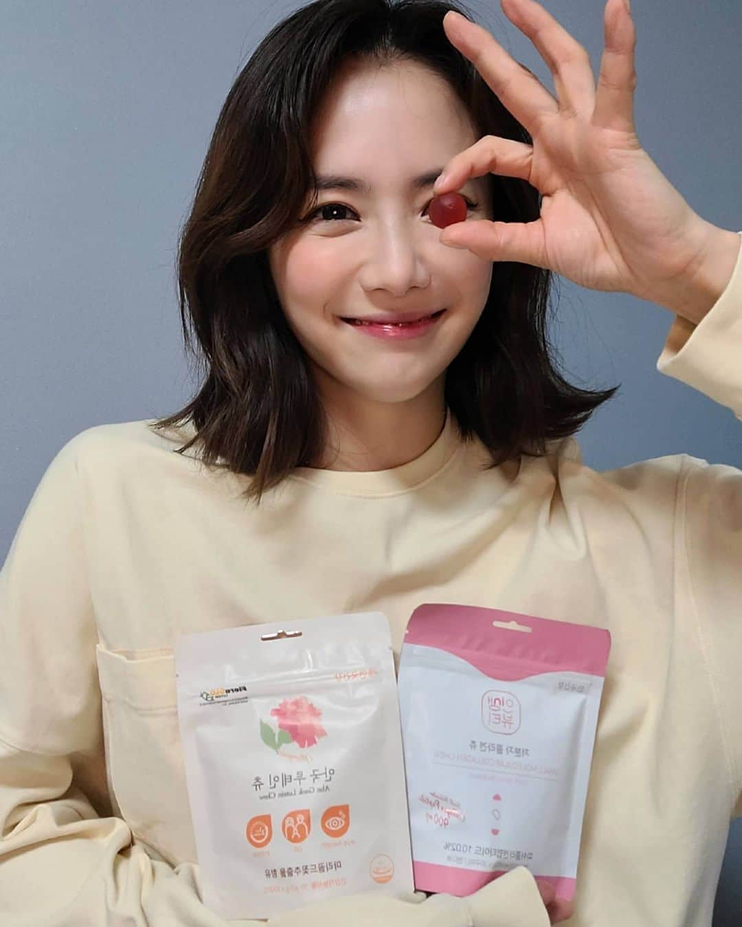 ユ・ハナさんのインスタグラム写真 - (ユ・ハナInstagram)「놓치신분들의 디엠으로 12/17 오늘까지 오픈해둘게요. 루테인젤리&콜라겐젤리!   루테인과 콜라겐을 젤리로 섭취하는게 과연 제대로 먹는걸까? 잘 흡수가 되는걸까?   국내유일 캔디류로 건강기능식품으로 인정받은건 안국건강의 루테인&콜라겐 츄 뿐이란 사실!! 배우 이서진씨와 배우 엄지원씨가 모델인 이 안국 루테인&콜라겐츄 는 이미 정보가 빠르신 분들은 꾸준히 챙겨드시는 분들이 많더라구요. 요렇게 착한가격인 건 프롬하나에서 처음보셨다구욧🙊🤎  저분자 피쉬콜라겐이기 때문에 체내 흡수도 잘되고 피쉬 콜라겐이라 vegetarian도 먹을 수 있죠😄  루테인츄역시 미국 FDA로부터 GRAS에 등재 안정성을 인정받은 세계적인 기업 DSM사 루테인을 함유해 하루 3-5구미 매일 꾸준히 드시면 눈건강에 도움되실 거에요!  간식처럼 섭취하는 맛나는 젤리영양제는 진짜 잘 드실거에요😍   잠시 후 오전 10시에는, 우리의 인생토너죠!  이 건조한 겨울  세안 후에 건조할 틈을 안주는  토너와 앰플 그리고 버블의 완벽조화🎶 #블링쫀쫀앰플토너 가 오픈되어요🌟」12月17日 2時25分 - hahana111