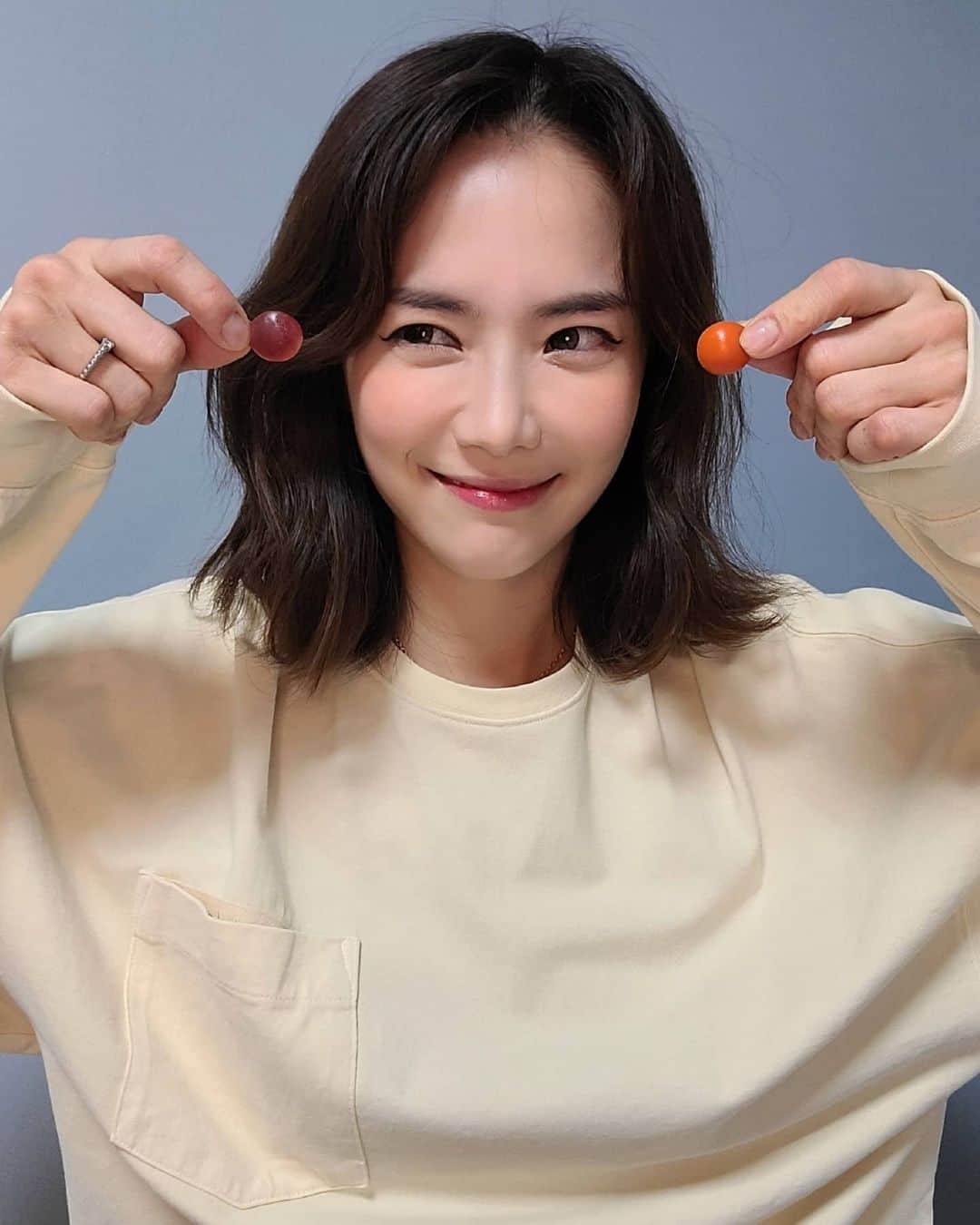 ユ・ハナさんのインスタグラム写真 - (ユ・ハナInstagram)「놓치신분들의 디엠으로 12/17 오늘까지 오픈해둘게요. 루테인젤리&콜라겐젤리!   루테인과 콜라겐을 젤리로 섭취하는게 과연 제대로 먹는걸까? 잘 흡수가 되는걸까?   국내유일 캔디류로 건강기능식품으로 인정받은건 안국건강의 루테인&콜라겐 츄 뿐이란 사실!! 배우 이서진씨와 배우 엄지원씨가 모델인 이 안국 루테인&콜라겐츄 는 이미 정보가 빠르신 분들은 꾸준히 챙겨드시는 분들이 많더라구요. 요렇게 착한가격인 건 프롬하나에서 처음보셨다구욧🙊🤎  저분자 피쉬콜라겐이기 때문에 체내 흡수도 잘되고 피쉬 콜라겐이라 vegetarian도 먹을 수 있죠😄  루테인츄역시 미국 FDA로부터 GRAS에 등재 안정성을 인정받은 세계적인 기업 DSM사 루테인을 함유해 하루 3-5구미 매일 꾸준히 드시면 눈건강에 도움되실 거에요!  간식처럼 섭취하는 맛나는 젤리영양제는 진짜 잘 드실거에요😍   잠시 후 오전 10시에는, 우리의 인생토너죠!  이 건조한 겨울  세안 후에 건조할 틈을 안주는  토너와 앰플 그리고 버블의 완벽조화🎶 #블링쫀쫀앰플토너 가 오픈되어요🌟」12月17日 2時25分 - hahana111