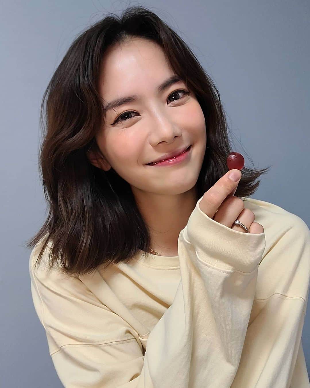 ユ・ハナさんのインスタグラム写真 - (ユ・ハナInstagram)「놓치신분들의 디엠으로 12/17 오늘까지 오픈해둘게요. 루테인젤리&콜라겐젤리!   루테인과 콜라겐을 젤리로 섭취하는게 과연 제대로 먹는걸까? 잘 흡수가 되는걸까?   국내유일 캔디류로 건강기능식품으로 인정받은건 안국건강의 루테인&콜라겐 츄 뿐이란 사실!! 배우 이서진씨와 배우 엄지원씨가 모델인 이 안국 루테인&콜라겐츄 는 이미 정보가 빠르신 분들은 꾸준히 챙겨드시는 분들이 많더라구요. 요렇게 착한가격인 건 프롬하나에서 처음보셨다구욧🙊🤎  저분자 피쉬콜라겐이기 때문에 체내 흡수도 잘되고 피쉬 콜라겐이라 vegetarian도 먹을 수 있죠😄  루테인츄역시 미국 FDA로부터 GRAS에 등재 안정성을 인정받은 세계적인 기업 DSM사 루테인을 함유해 하루 3-5구미 매일 꾸준히 드시면 눈건강에 도움되실 거에요!  간식처럼 섭취하는 맛나는 젤리영양제는 진짜 잘 드실거에요😍   잠시 후 오전 10시에는, 우리의 인생토너죠!  이 건조한 겨울  세안 후에 건조할 틈을 안주는  토너와 앰플 그리고 버블의 완벽조화🎶 #블링쫀쫀앰플토너 가 오픈되어요🌟」12月17日 2時25分 - hahana111