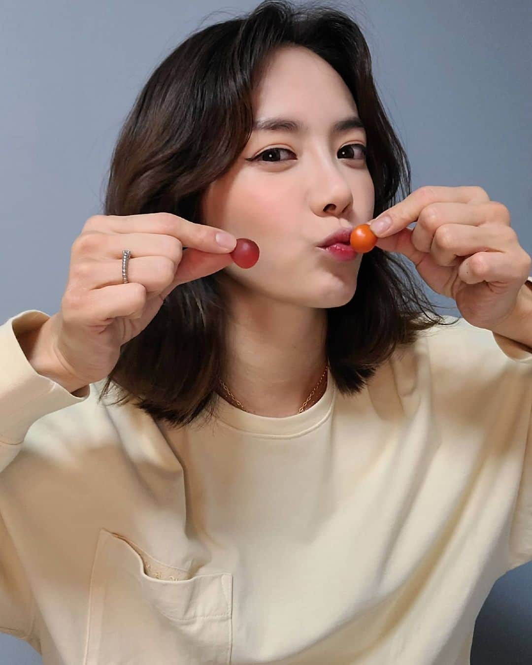ユ・ハナさんのインスタグラム写真 - (ユ・ハナInstagram)「놓치신분들의 디엠으로 12/17 오늘까지 오픈해둘게요. 루테인젤리&콜라겐젤리!   루테인과 콜라겐을 젤리로 섭취하는게 과연 제대로 먹는걸까? 잘 흡수가 되는걸까?   국내유일 캔디류로 건강기능식품으로 인정받은건 안국건강의 루테인&콜라겐 츄 뿐이란 사실!! 배우 이서진씨와 배우 엄지원씨가 모델인 이 안국 루테인&콜라겐츄 는 이미 정보가 빠르신 분들은 꾸준히 챙겨드시는 분들이 많더라구요. 요렇게 착한가격인 건 프롬하나에서 처음보셨다구욧🙊🤎  저분자 피쉬콜라겐이기 때문에 체내 흡수도 잘되고 피쉬 콜라겐이라 vegetarian도 먹을 수 있죠😄  루테인츄역시 미국 FDA로부터 GRAS에 등재 안정성을 인정받은 세계적인 기업 DSM사 루테인을 함유해 하루 3-5구미 매일 꾸준히 드시면 눈건강에 도움되실 거에요!  간식처럼 섭취하는 맛나는 젤리영양제는 진짜 잘 드실거에요😍   잠시 후 오전 10시에는, 우리의 인생토너죠!  이 건조한 겨울  세안 후에 건조할 틈을 안주는  토너와 앰플 그리고 버블의 완벽조화🎶 #블링쫀쫀앰플토너 가 오픈되어요🌟」12月17日 2時25分 - hahana111