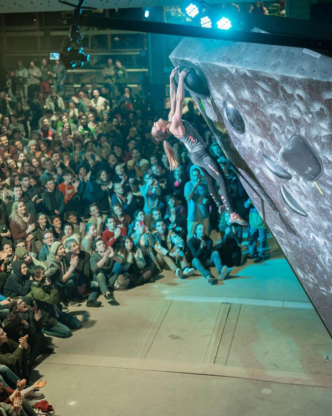 ジェシカ・ピルツのインスタグラム：「One of the rare moments in 2020. A competition with a supportive crowd and great atmosphere. Hoping for more moments like this again next year 🤞 #crowdonfire #support #missthis #climbing Pic: @xaver_louis」