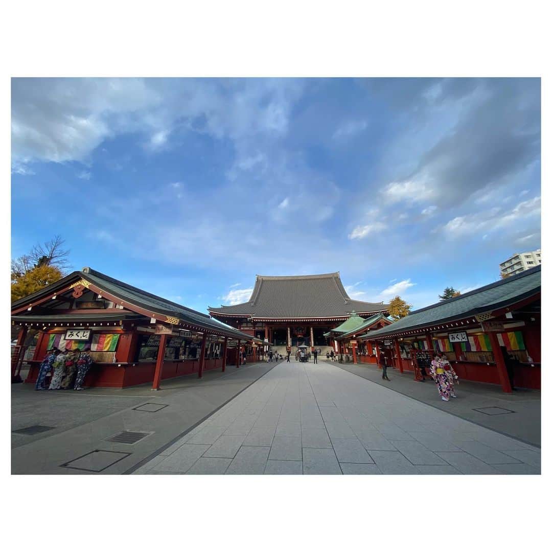 のインスタグラム：「初日の幕が開きました。  浅草は昼間もかなり静かです。 浅草寺の左を、ズッー左に行くと、花屋敷通り〜ひさご通りで浅草九劇につきます。 . . .  浅草九劇でのSHOW LIVE。 劇場は、、 雷門から仲店通りを歩いて本堂でお参りしてそのまま左に降りると花屋敷につながる道があってそこからあるいて２〜3分で右側にひさご通り商店街があるのでそこを右にまがるとすぐファミリーマートがあってそこを右側に曲がると左手に浅草九劇があります。 毎日、毎日、雷門からお参りしてそのまま九劇へ！ 舞台はひとりで過ごす女性のクリスマスストーリー❤️、、、クリスマスも大晦日も、、、そして来年も！！楽しくなる😅お話です！！ご観劇お待ちしてまーす。 そして、いらっしゃれない方々にも私のYUGAオフィシャルファンクラブからアーカイブ配信が楽しめます。でも、生で是非みていただきたいなー！！とっても素晴らしい、ハッピーになれる舞台です。  浅草九劇でのSHOW LIVE ご来場お待ちしてます。  『I'll Be Home For Christmas 』  〜クリスマスは家にいて〜“Life“  クラシックで新しい、懐かしくて斬新　、暖炉を囲んでお家クリスマス🎄 クラブスタイルの新しいSHOW LIVEです。  公演日時 2020年 12月16日(水)19時   17日(木)14時   18日(金)14時   19日(土)14時   20日(日)14時 会場：浅草九劇 【劇場チケット】7300 円(全席指定、税込)  チケットお申し込み&大和悠河オフィシャルファンクラブ『YUGA』ご入会、 お待ちしております。 　   ☆♡☆♡☆♡☆♡☆♡☆♡☆♡☆♡☆♡☆♡☆♡☆♡☆♡☆♡☆♡☆♡☆♡☆♡☆♡☆♡☆♡☆♡☆♡☆♡   ※本公演は新型コロナウィルス感染予防対策を行いながら、実施いたします。 客席は変形となる予定であり、社会情勢を鑑みながら、変更となる可能性もありますのであらかじめご了承くださいませ。    チケットのお申し込みは以下の手順でお願いします。   下記URLをクリックして、返信フォームよりお申し込みください。 ↓　　↓　　↓ https://forms.gle/i5u96Go1jPsEbLZR7   ★申込フォーム送信後のキャンセルは、チケット代が発生致します。ご了承ください。   大和悠河のファンクラブ オフィシャルファンクラブYUGAでは随時、会員を募集しています。 入会後にファンクラブからチケットを申込まれますと、様々なお楽しみ特典がございます。   ご入会はこちらから http://www.yuga-yamato.jp/UserPage/Detail/91           ☆  ✨そして、次回34章は22日✨ ❤️大和悠河LINELIVE生配信です❤️ 夜9時にお会いしましょ😉。 初日  #linelive  #大和悠河　#yugayamato #I’ll Be Home For Christmas〜 #クリスマスは家にいて〜#Life #雷門　#浅草仲店  #浅草寺  #ひさご通り」