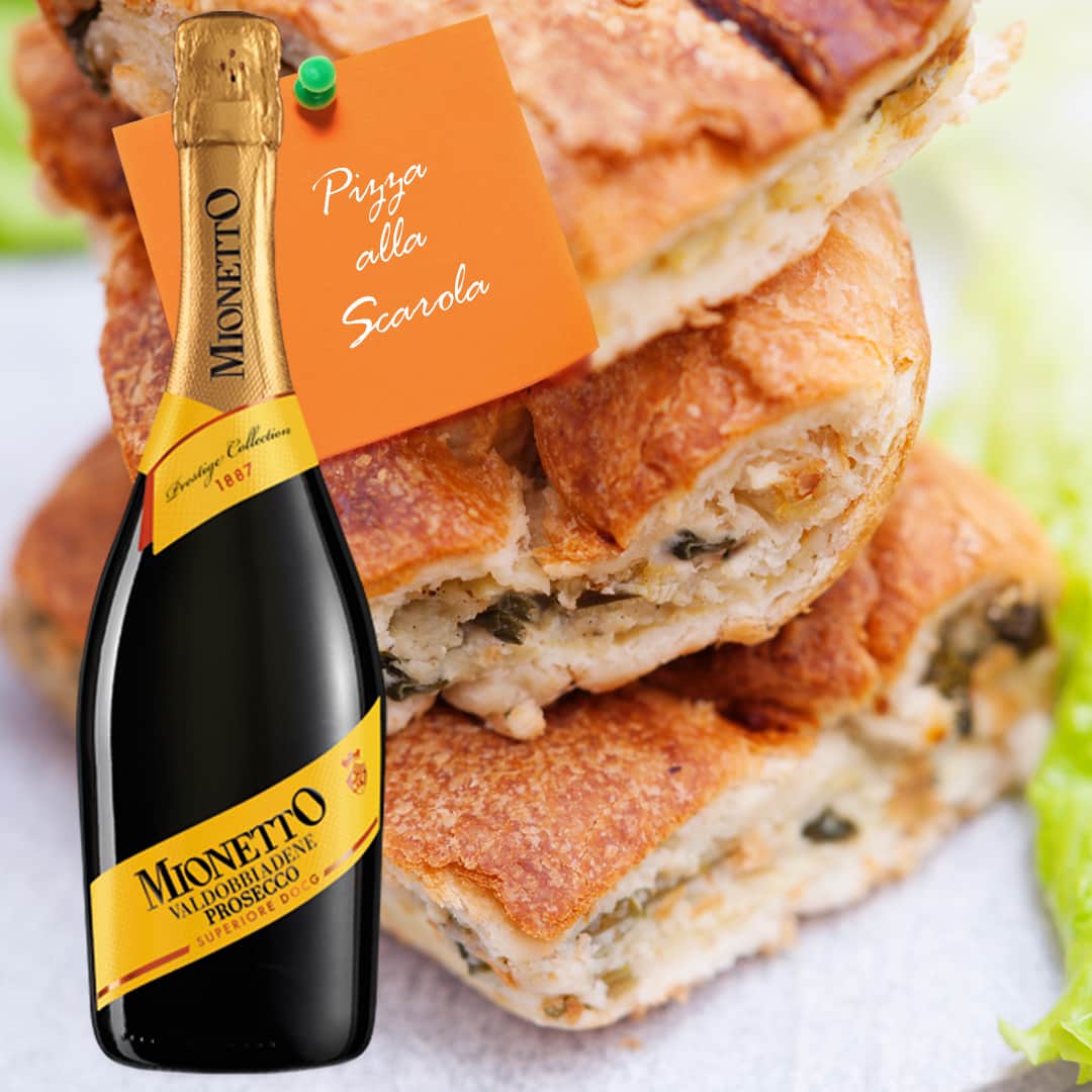 Mionetto Proseccoのインスタグラム：「Amiamo la pizza anche a Natale!⁣ In Campania, la tradizione prevede di prepararla per la Vigilia.⁣ Clicca sul link in Bio e scopri la ricetta della pizza alla scarola 🍽🥂🍾⁣ #mionettoprosecco #mionettoinsieme⁣ Bevi Mionetto responsabilmente」