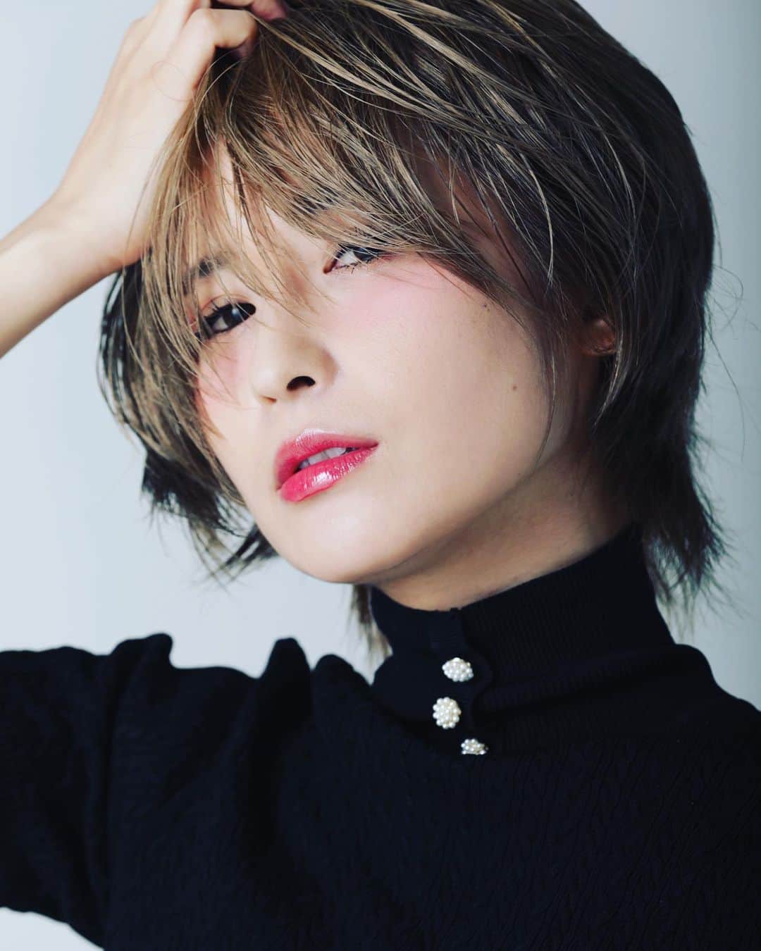 有馬綾香のインスタグラム：「ぺたぺた。 #ショート #ショートヘア #ショートカット」