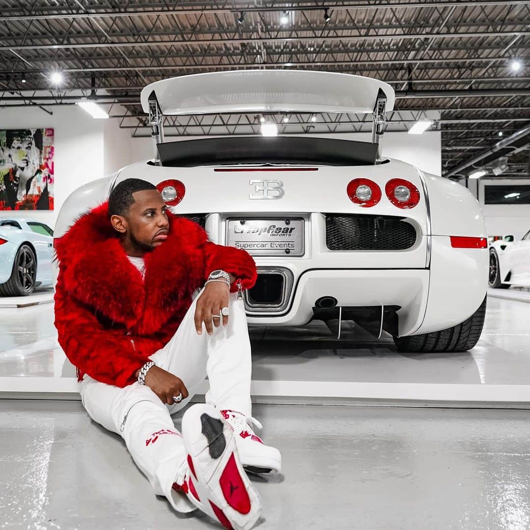 ファボラスのインスタグラム：「@daruccileather came thru wit a coat so fire I ended up shopping for a car to match it.. 😩 Yall opinion, which is more me?? White Bugatti or Red Ferrari ??   Check DaRucci Leathers out as a gift for the holidays or get yourself fly for the winter」