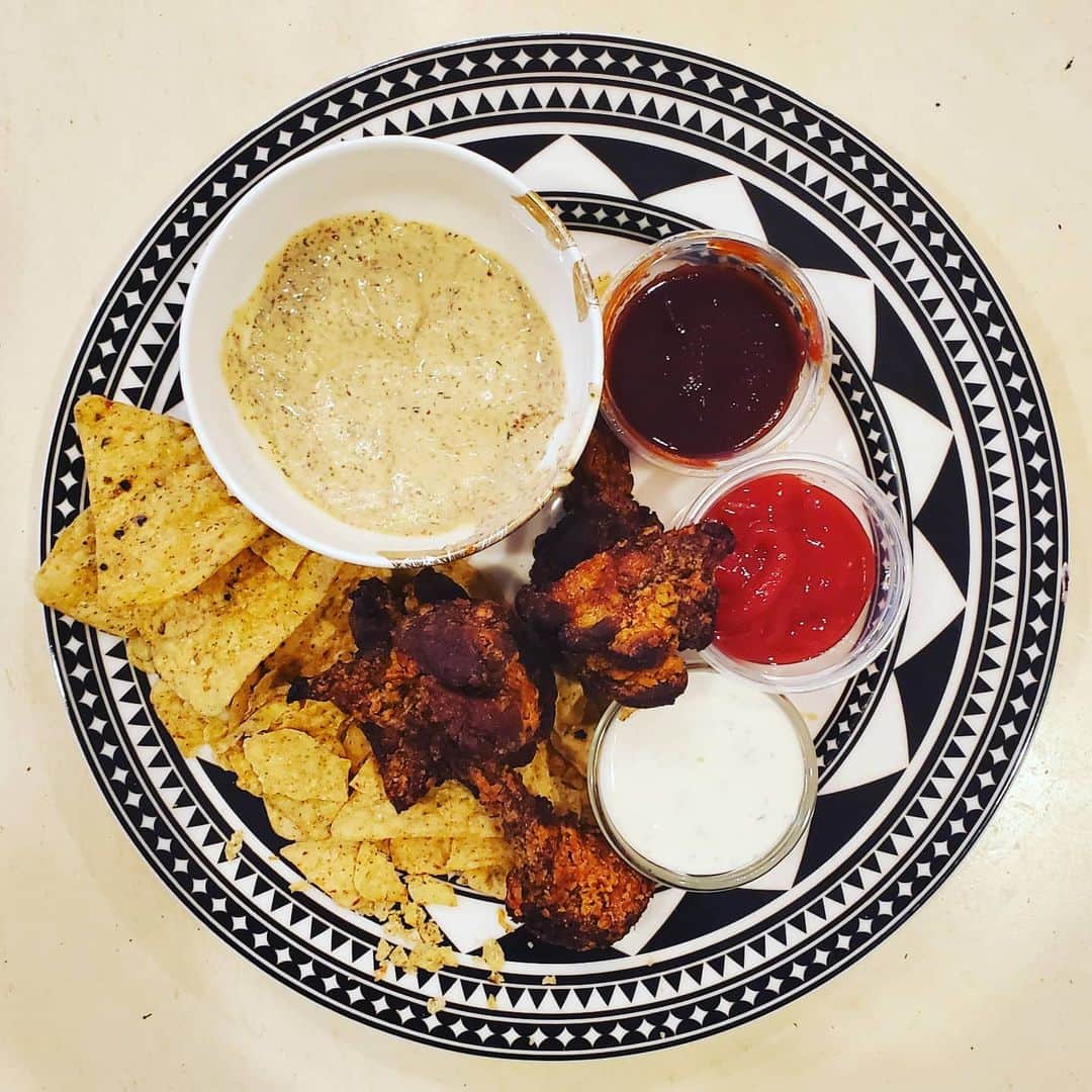 のインスタグラム：「PLANT BASED FRIED MUSHROOMS + CHIPS & DIP #GASOLINEKITCHEN 🍄🌽🍅🌿 @hungryveganlion #friedmushrooms #ketchup  @imaginevegancafe #ranchdressing  @bitchinsauce #chipotle #almonddip  @cabochips #elote #cornchips  #vegan #veganfood #whatveganseat #plantbased #vegetarian #VEGANGOOD #vegansofig #veganfoodie #foodie #plantbased #plantbasedfood #plantbasedfoodie @gasolineglamour #gasolineglamour  @gtfoitsvegan  #gtfoitsvegan  #marketboxsd  @caskatatableware #fez plate」