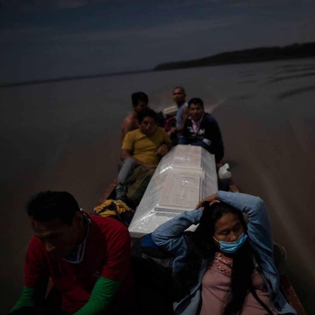 TIME Magazineさんのインスタグラム写真 - (TIME MagazineInstagram)「This image is one of TIME's Top 100 Photos of 2020. Relatives accompany the wrapped coffin of Jose Barbaran, who was believed to have died from coronavirus complications, as they travel by boat on Peru's Ucayali River on Sept. 29. Despite the risk, family members decided to travel by night to Barbaran's hometown of Palestina, a four-hour journey. See more at the link in bio. Photograph by @abdrodrigo—@apnews」12月17日 2時29分 - time