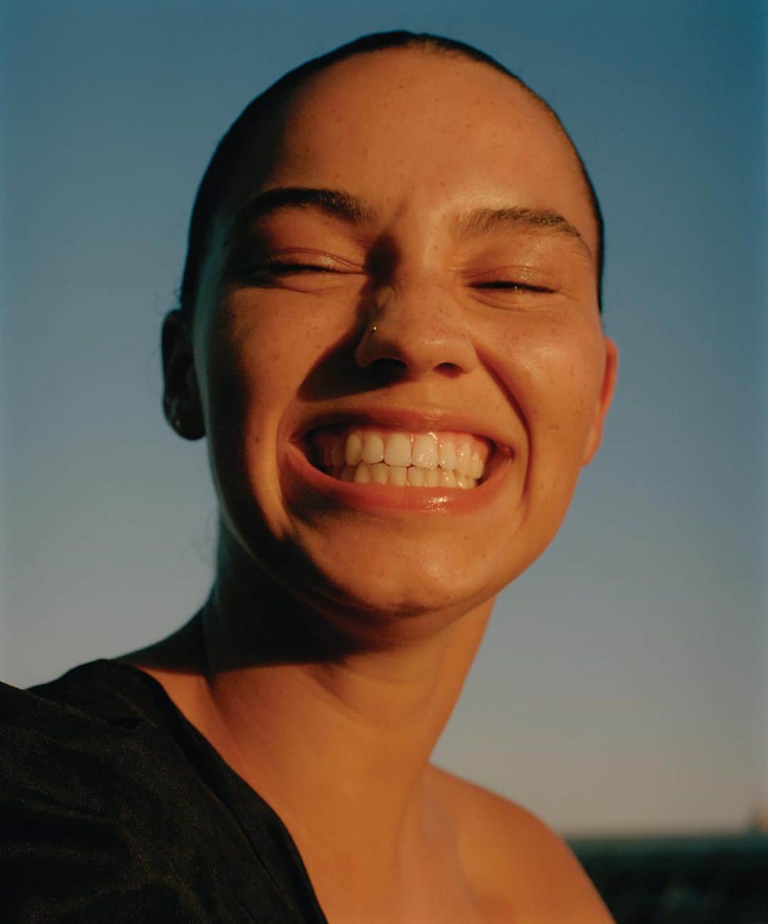 Vogue Italiaさんのインスタグラム写真 - (Vogue ItaliaInstagram)「9 Beauty and Wellness resolutions for 2021. It’s time to look after yourself and the planet. From supporting Black-owned beauty businesses to investing in refillable lipsticks, here’s how to double-up on wellness for 2021. Read the text by @TishWeinstock at the link in bio. 📸 by @JuliaMarino @TrunkArchive.」12月17日 2時29分 - vogueitalia