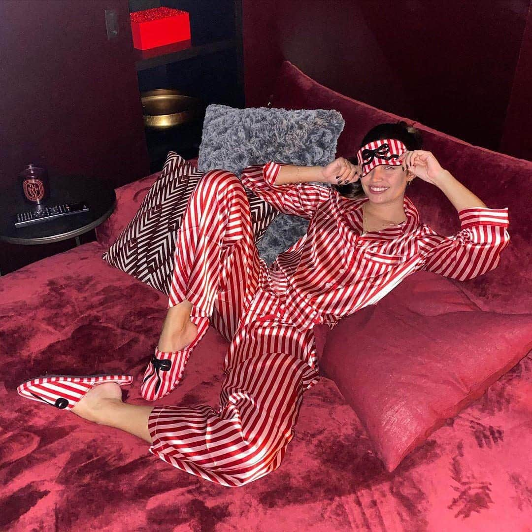 ヴィクトリアズ・シークレットさんのインスタグラム写真 - (ヴィクトリアズ・シークレットInstagram)「Pro tip! Match your sleep mask and slippers like @sarasampaio for a cute and comfy day in.」12月17日 2時41分 - victoriassecret