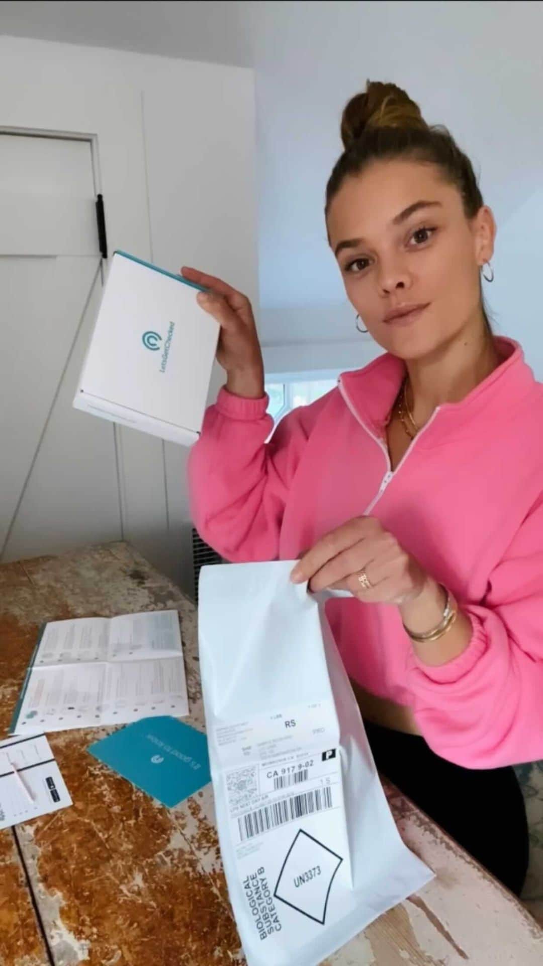 ニーナ・アグダルのインスタグラム：「Partnered up with @LetsGetChecked to make sure I’m keeping myself and the people around me safe 💞 Super simple process from ordering it, to doing the test at home, to getting online results within 24-72 hours. Order yours now if you believe you have been exposed or are experiencing symptoms of Covid-19 and let’s all make an effort to stay safe for one another 🙏 #LetsGetChecked #Ad」