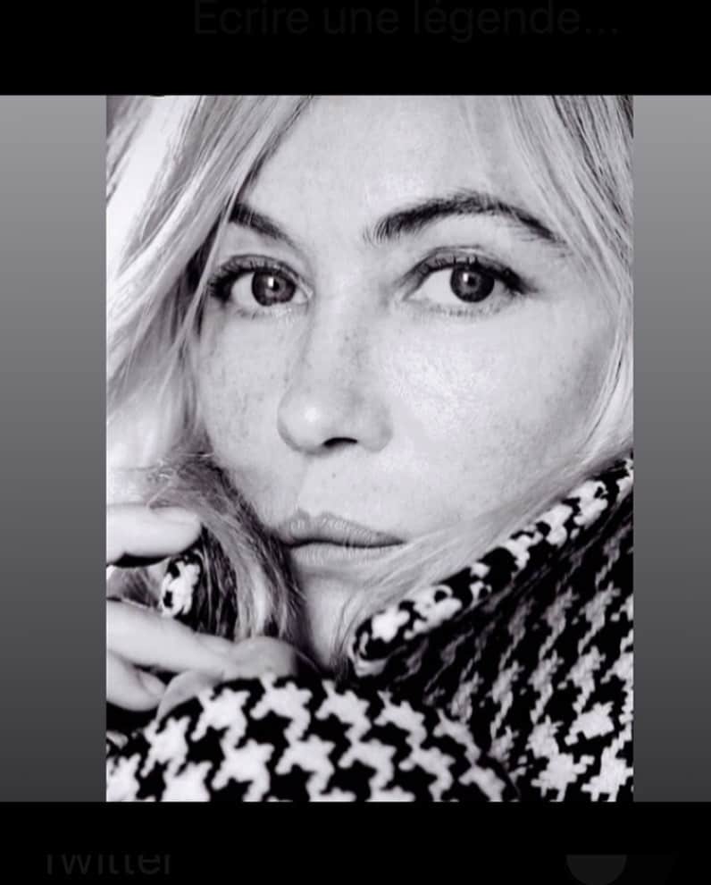 エマニュエル・ベアールのインスタグラム：「@carolebellaiche 📸 @amiparis 🧥 .. @coteparis_ #magazine make up @brigitte.hymans」