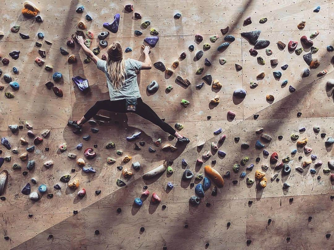 シャウナ・コックジーさんのインスタグラム写真 - (シャウナ・コックジーInstagram)「So much time spent dangling off a finger board, getting pumped, getting grumpy and cursing my coach 😂 Feeling the gains now is flipping MEGA!! Man I wish we could go climb on rocks somewhere sunny.」12月17日 2時51分 - shaunacoxsey