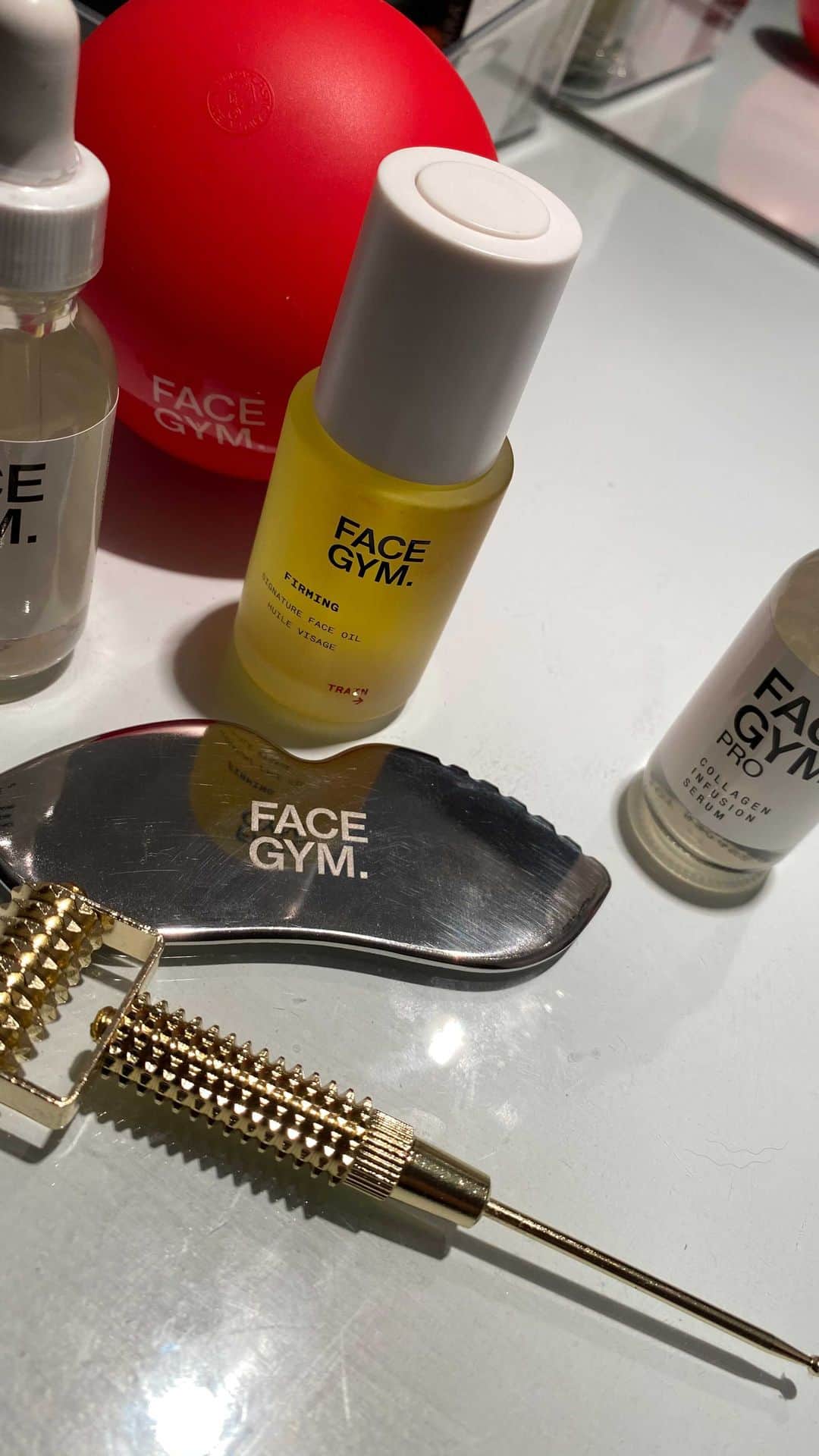 シャニーナ・シャイクのインスタグラム：「Learn how to sculpt and lift your face with Sophie ( national training manager ) from @facegym ! All these moves you can do at home」