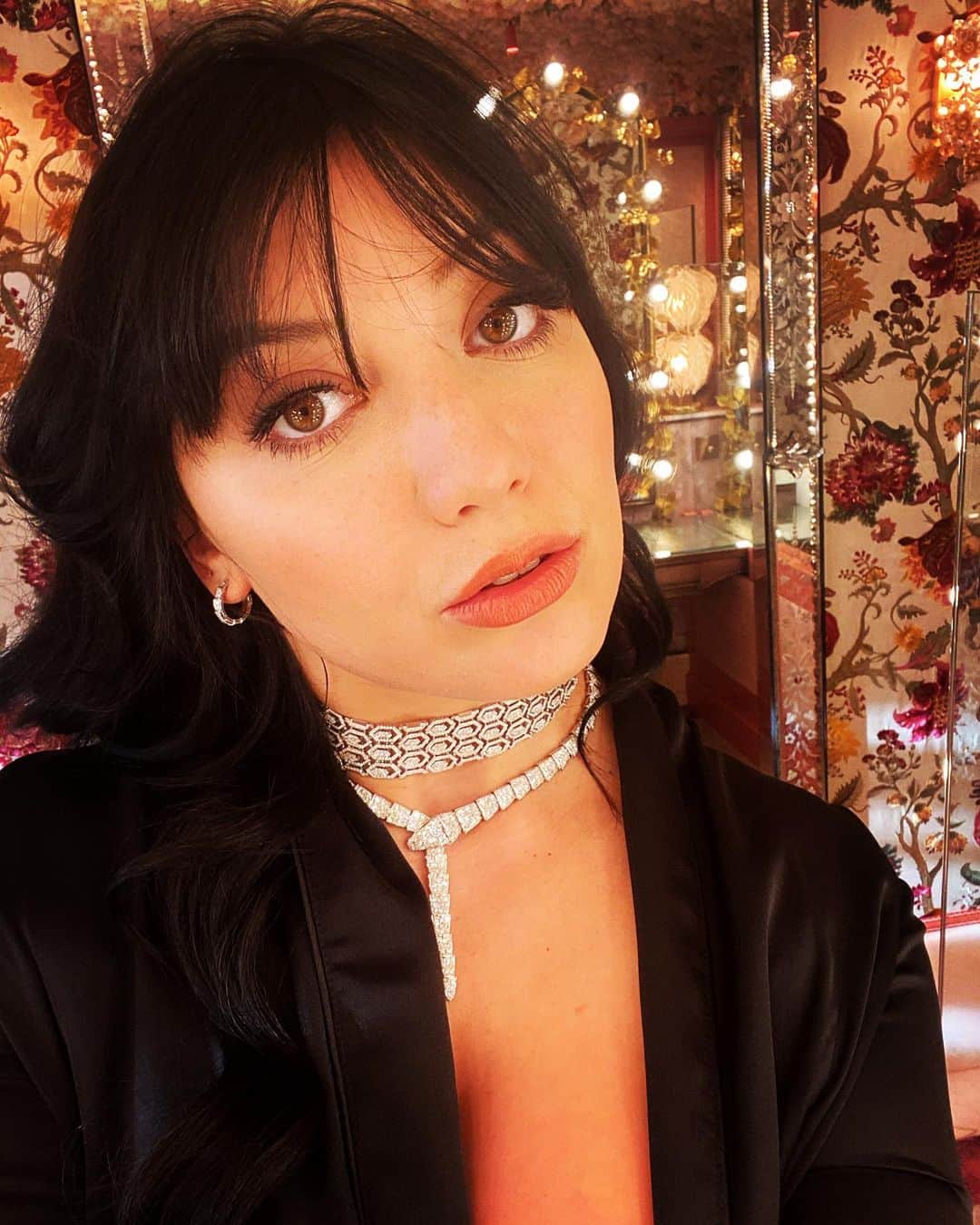 のインスタグラム：「I took this in the @annabelsmayfair bathroom, adorned in @bulgari jewels with glam by @glowandry & I had no idea how lucky I was to be out enjoying London’s great hospitality.... now more than ever I feel so grateful for all of our incredible bars and restaurants & I can’t wait to get back into them & support them. Sending you allll the love in tier 3 ♥️♥️♥️」
