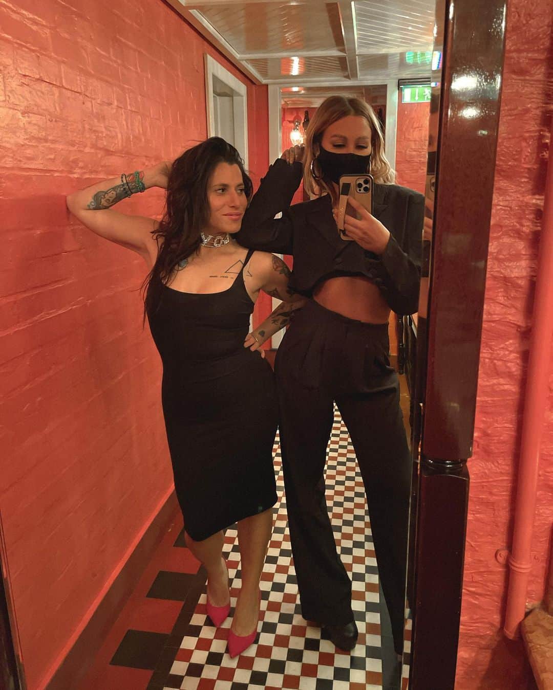 ルー・ティーズデールのインスタグラム：「You can’t expose your midriff in here madam...」