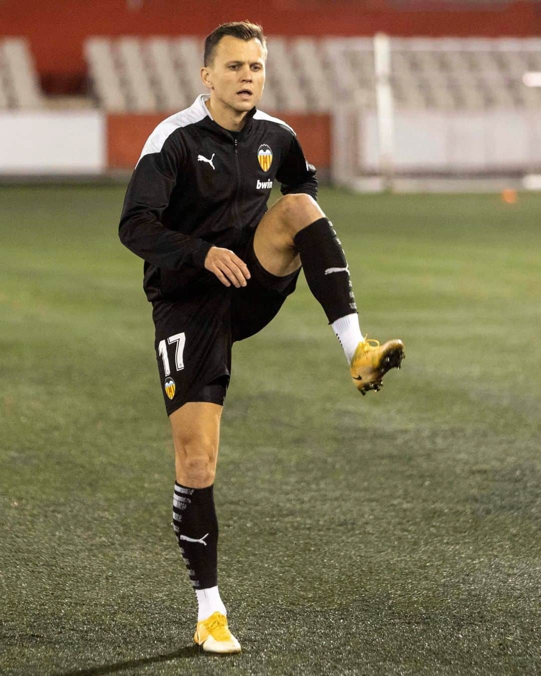 バレンシアCFさんのインスタグラム写真 - (バレンシアCFInstagram)「Preparados para el #TerrassaVCF 🔴⚪🦇  🇷🇺 @cheryshev90 will wear the captain's armband today and @c.rivero25, @jesus3vazquezz, @guillemmolina & @koba.koindredi will make their first team debut! 🦇👏🏼  #CopaDelRey #Matchday #AMUNTValencia #VCFAcademy」12月17日 2時48分 - valenciacf