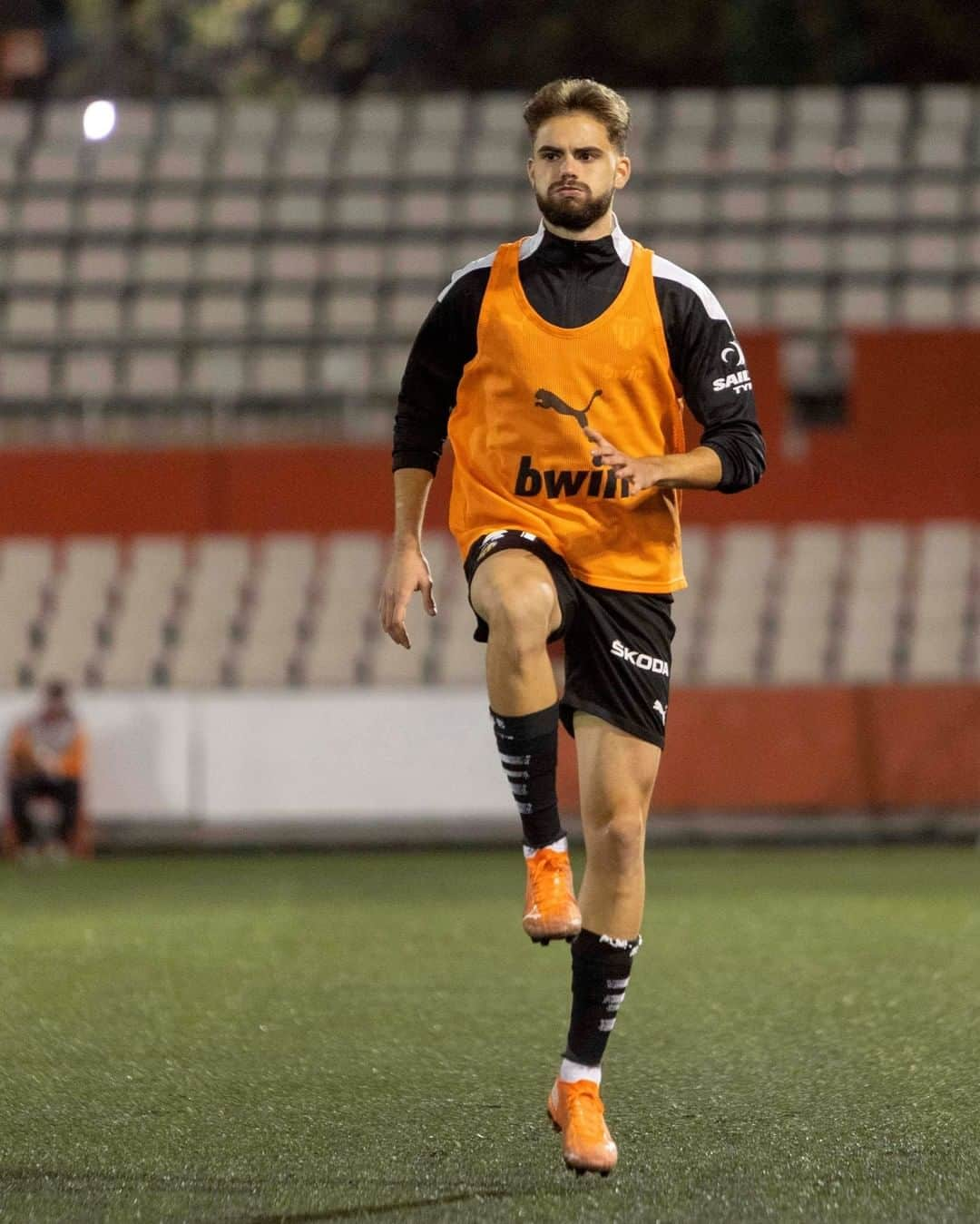 バレンシアCFさんのインスタグラム写真 - (バレンシアCFInstagram)「Preparados para el #TerrassaVCF 🔴⚪🦇  🇷🇺 @cheryshev90 will wear the captain's armband today and @c.rivero25, @jesus3vazquezz, @guillemmolina & @koba.koindredi will make their first team debut! 🦇👏🏼  #CopaDelRey #Matchday #AMUNTValencia #VCFAcademy」12月17日 2時48分 - valenciacf