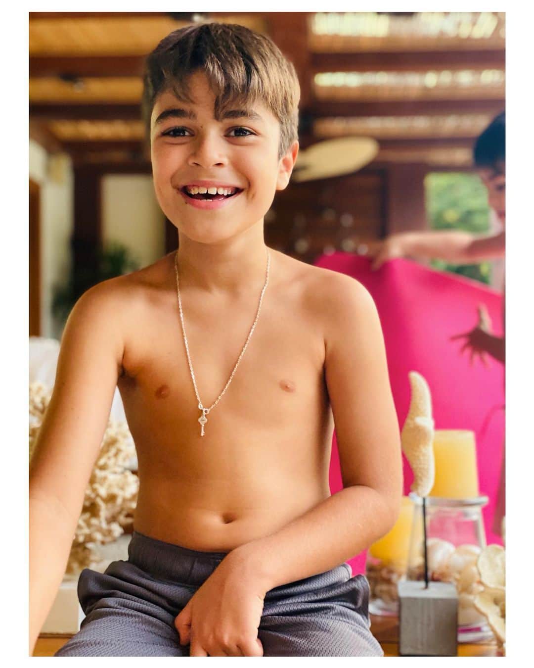 ジュリアナ・パエスのインスタグラム：「Hoje é o dia do Pedro... 10 anos de... Amor e Sorrisos... suas gargalhadas, às vezes, não tem razão de ser... mas são a razão da minha felicidade! Menino sensível, moleque divertido, criança madura, criatura tão afetuosa! Que orgulho de ser sua ‘mamãe’. Sim, ele ainda me chama de mamãe, e ouvir ele chamar, me faz sentir a verdadeira alegria de viver! Feliz aniversário! Te amo mil milhões... love you to the moon and back!!!」