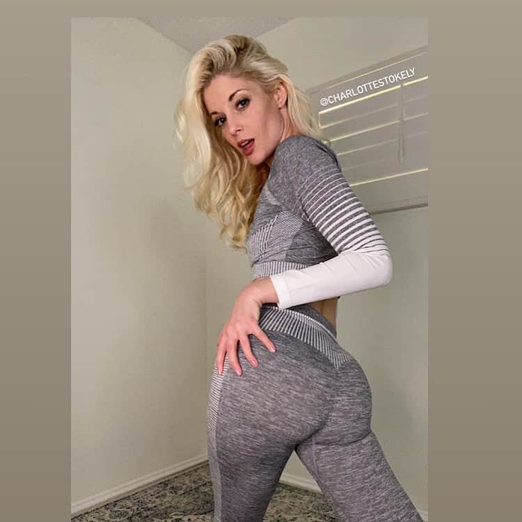 Charlotte Stokelyさんのインスタグラム写真 - (Charlotte StokelyInstagram)「“That cute girl you like is here, act normal! “ #charlottestokely #yogapants #peachy」12月17日 3時01分 - charlottestokely