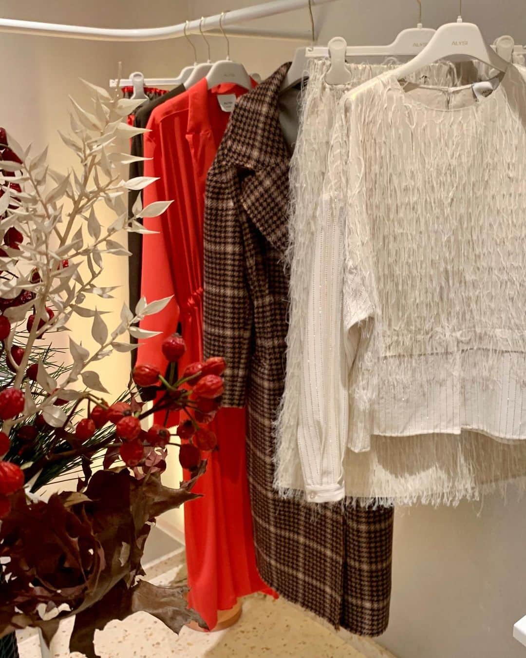 アリジさんのインスタグラム写真 - (アリジInstagram)「Many perfect Holiday outfits from FW20 Collection ✨  Discover them all in boutique, at #pontevetero6 Brera - Milan   #alysi #xmasiscoming #holidaylook #boutique #breradesigndistrict #milano」12月17日 3時03分 - alysiofficial