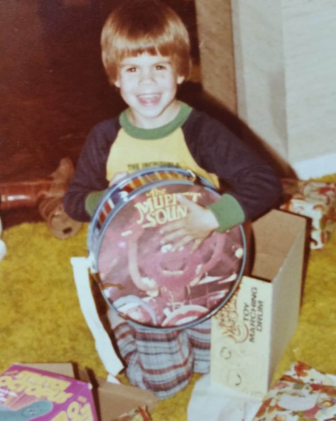 Queensrycheさんのインスタグラム写真 - (QueensrycheInstagram)「#waybackwednesday -  Christmas morning 1978 and Todd receives his first toy drums from none other than Santa - look at that happy face! #queensryche #waybackwhen #toddlatorre #circa1978 #christmas #toydrums #themuppets #happiestfaceever #christmasgifts #littledrummerboy #firstdrum #whoknew🤷」12月17日 3時03分 - queensrycheofficial