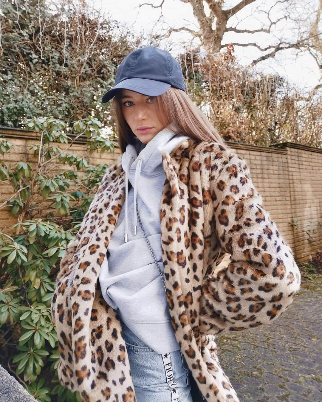 エレノア・カルダーさんのインスタグラム写真 - (エレノア・カルダーInstagram)「Went shopping in my mums wardrobe & found this furry leopard blazer 🤩 ... oh and I do smile sometimes 🙂」12月17日 3時06分 - eleanorcalder