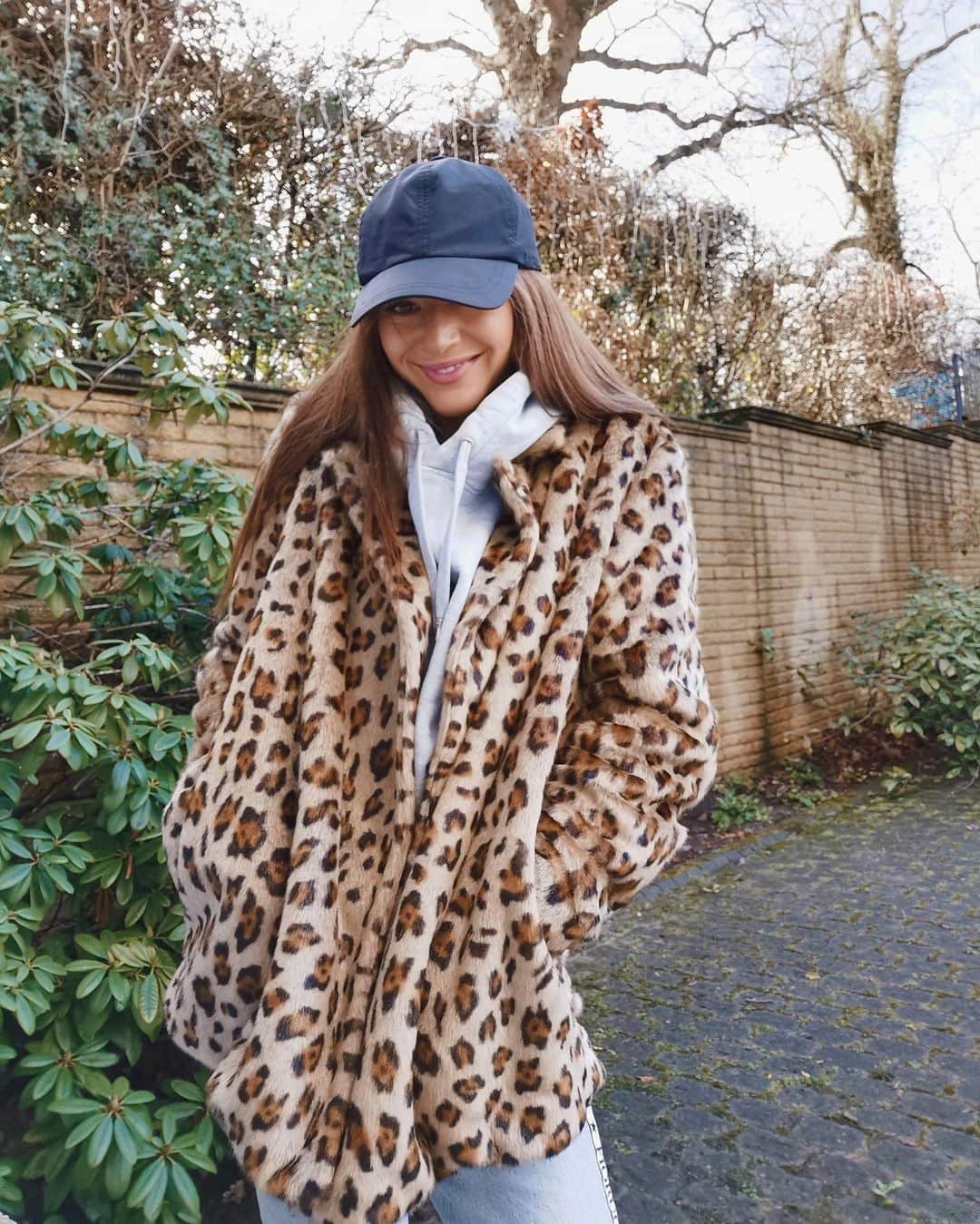 エレノア・カルダーのインスタグラム：「Went shopping in my mums wardrobe & found this furry leopard blazer 🤩 ... oh and I do smile sometimes 🙂」
