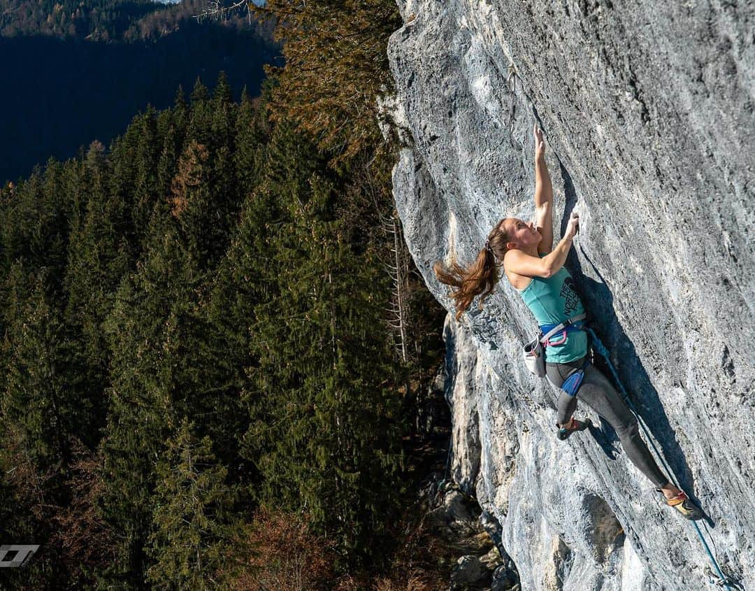 ユリア・フィシェルのインスタグラム：「[Tunnelblick] 💭 On my very first day in Achleiten I saw this one long wall which immediately caught my attention: steep, long routes with amazing looking pockets and crimps. Until I realised the easiest route there was 8c+ and I started doing easier routes in other sectors 🙈😂 Only a few weeks ago some friends finally convinced me to try one of the routes there, Tunnelblick. The climbing is even better than I thought and even though winter has hit Austria now I can't wait to come back on some sunny days ☀️ in the meantime some gym time will hopefully make me strong enough for this line 🙏😜 📸 by @tobias_lanzanasto」