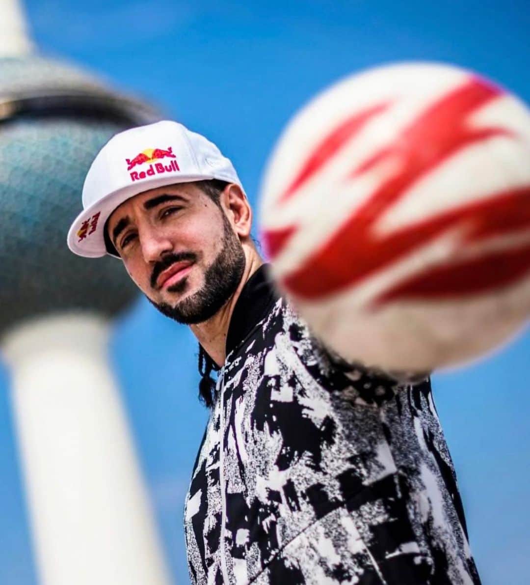 ショーン・ガルニエのインスタグラム：「Guess the country...? ⬇️ 🌏  #world #travel #seangarnier #freestyle #worldtour #skills #freestyle #streetsoccer #tricks #football」