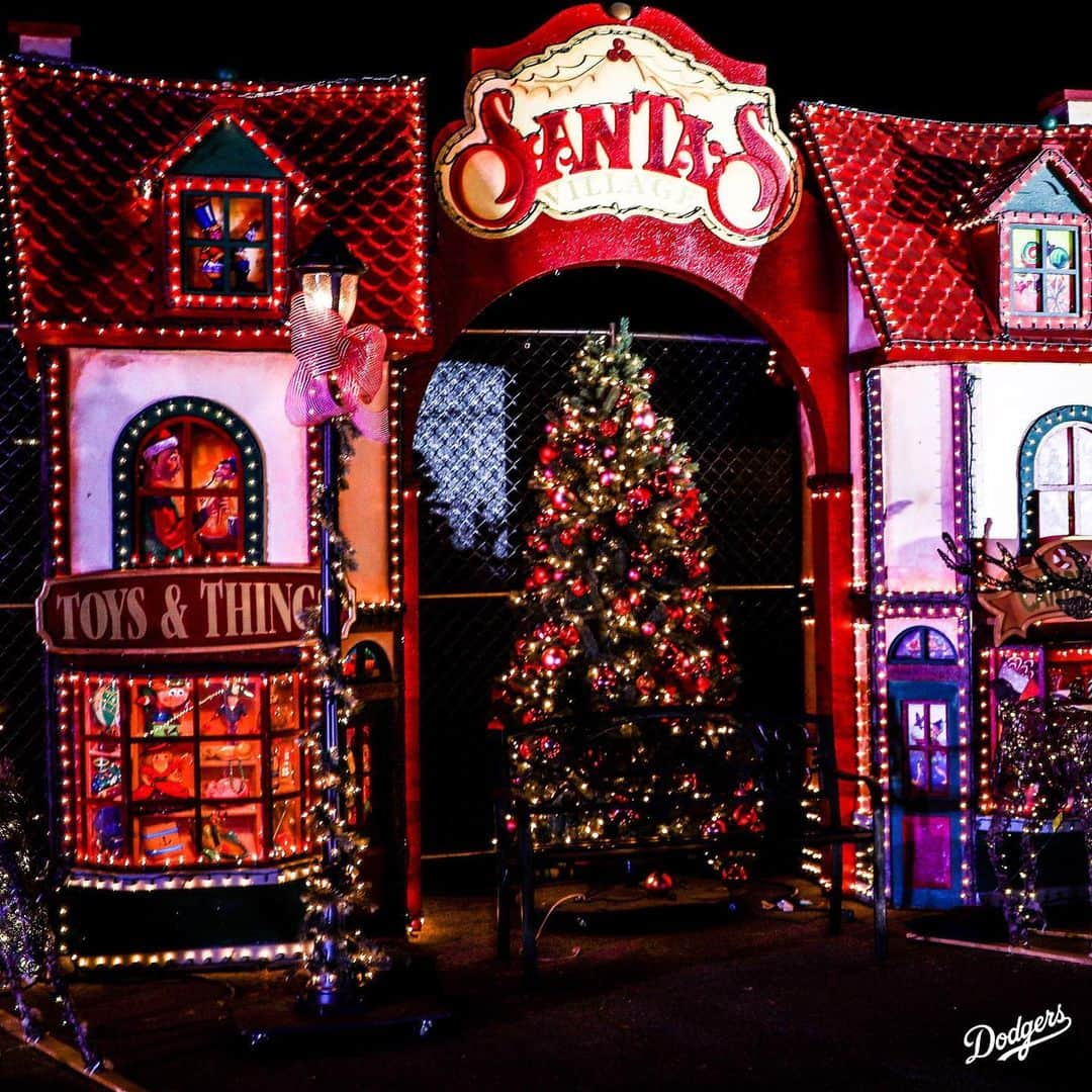 Los Angeles Dodgersさんのインスタグラム写真 - (Los Angeles DodgersInstagram)「All of the lights. ⁣ ⁣ There’s still time to celebrate the holiday season safely at Dodger Stadium! Get your tickets for the #DodgersHolidayFestival now at Dodgers.com/holidayfestival.」12月17日 3時13分 - dodgers