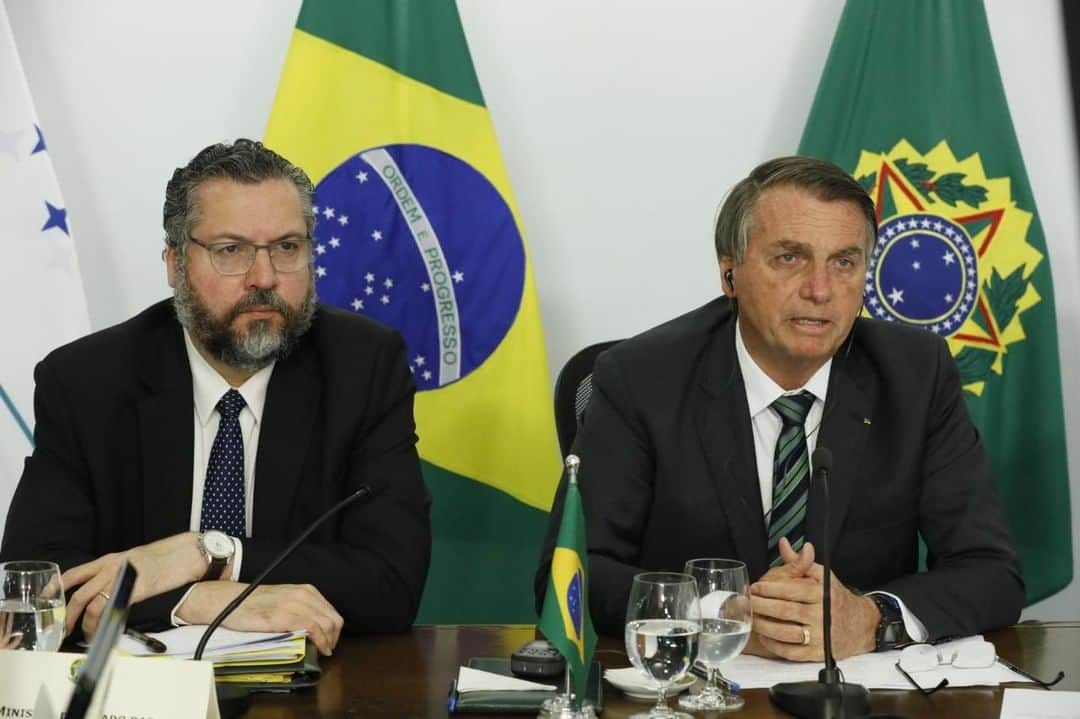 ジルマ・ルセフのインスタグラム：「O Presidente Jair Bolsonaro participou, nesta quarta-feira (16), da 57ª reunião de Cúpula de Chefes de Estado do Mercosul, bloco formado por Brasil, Argentina, Paraguai e Uruguai. O encontro dos líderes aconteceu por videoconferência. Fotos: Isac Nóbrega/PR」