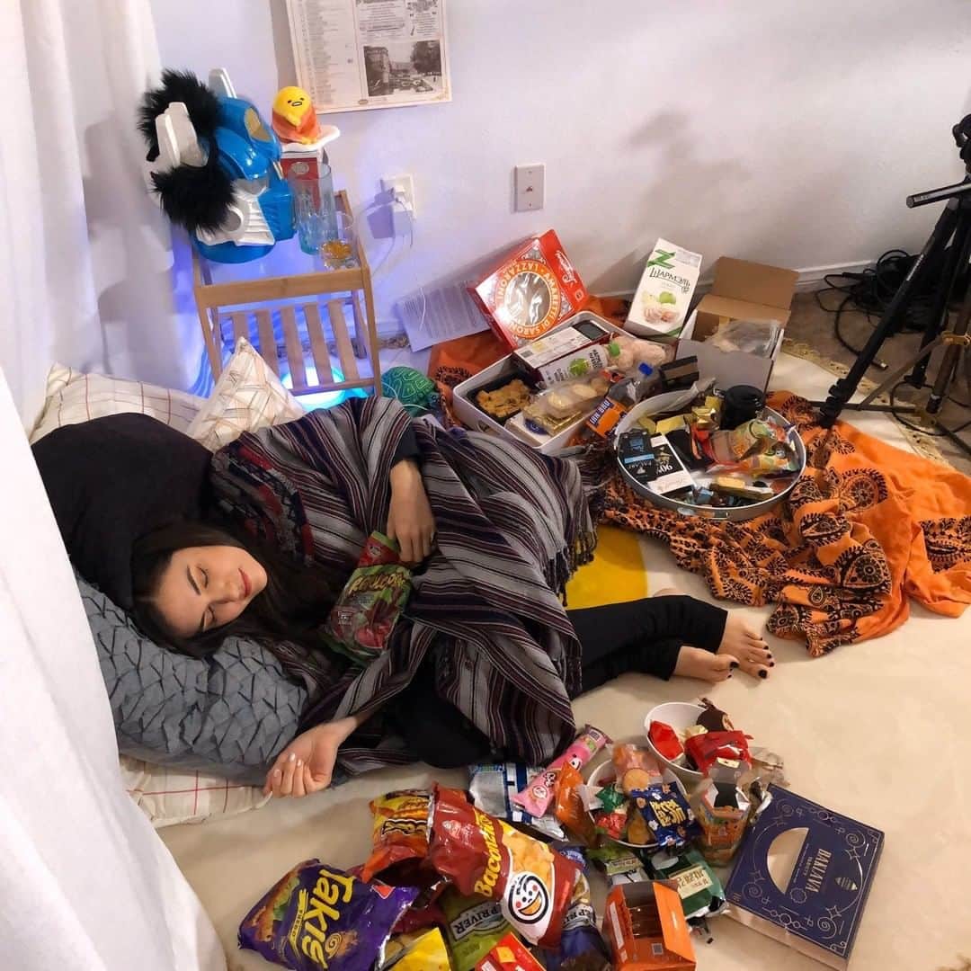 サーシャ・グレイのインスタグラム：「The ultimate snack battle is here!  http://b.link/WorldSnacks」