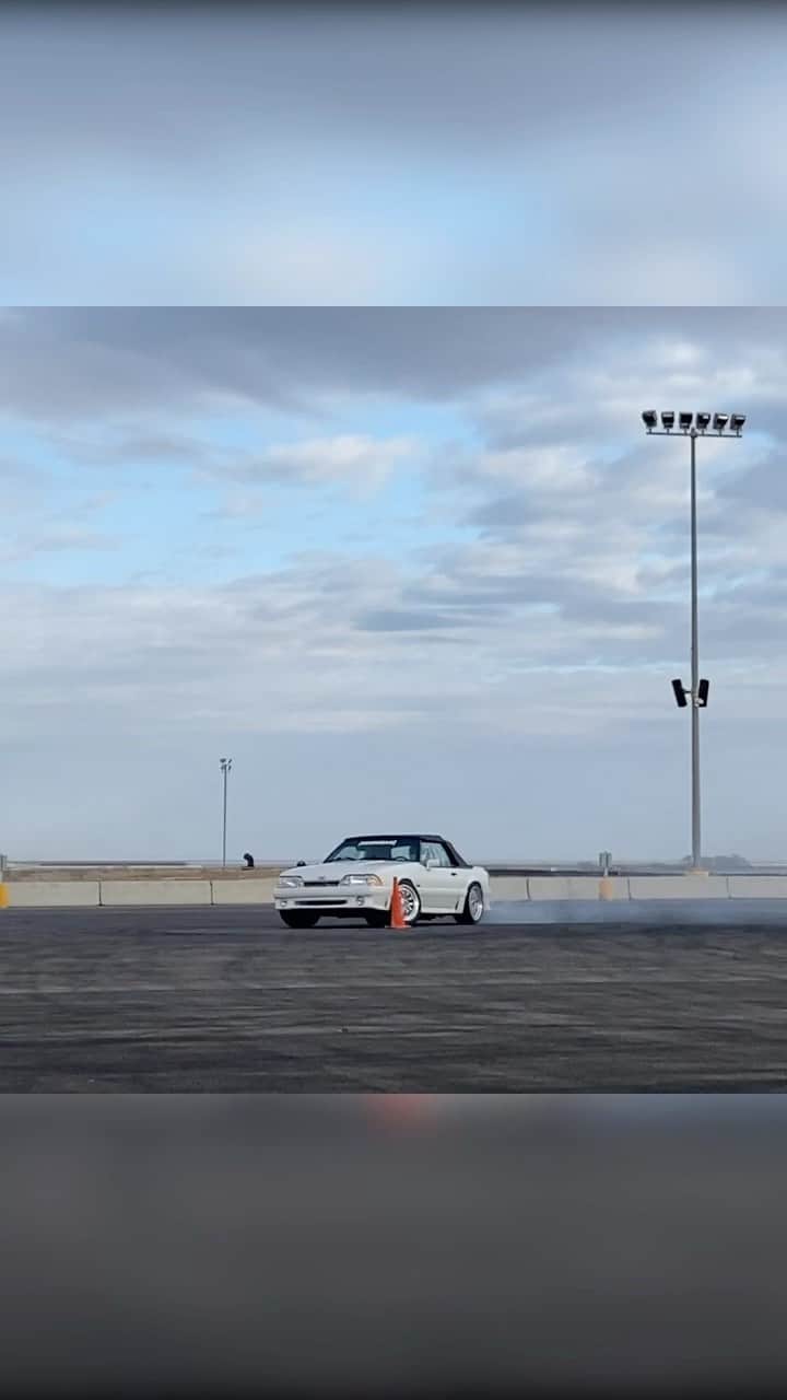 のインスタグラム：「My 14-year-old daughter Lia did these donuts last week at @UtahMotorsportsCampus in the #CarcaineDestinyStang. I think they might be tighter than @TravisPastrana’s in #Gymkhana2020. What do you think?? Who did them tighter?? #proximitymatters」