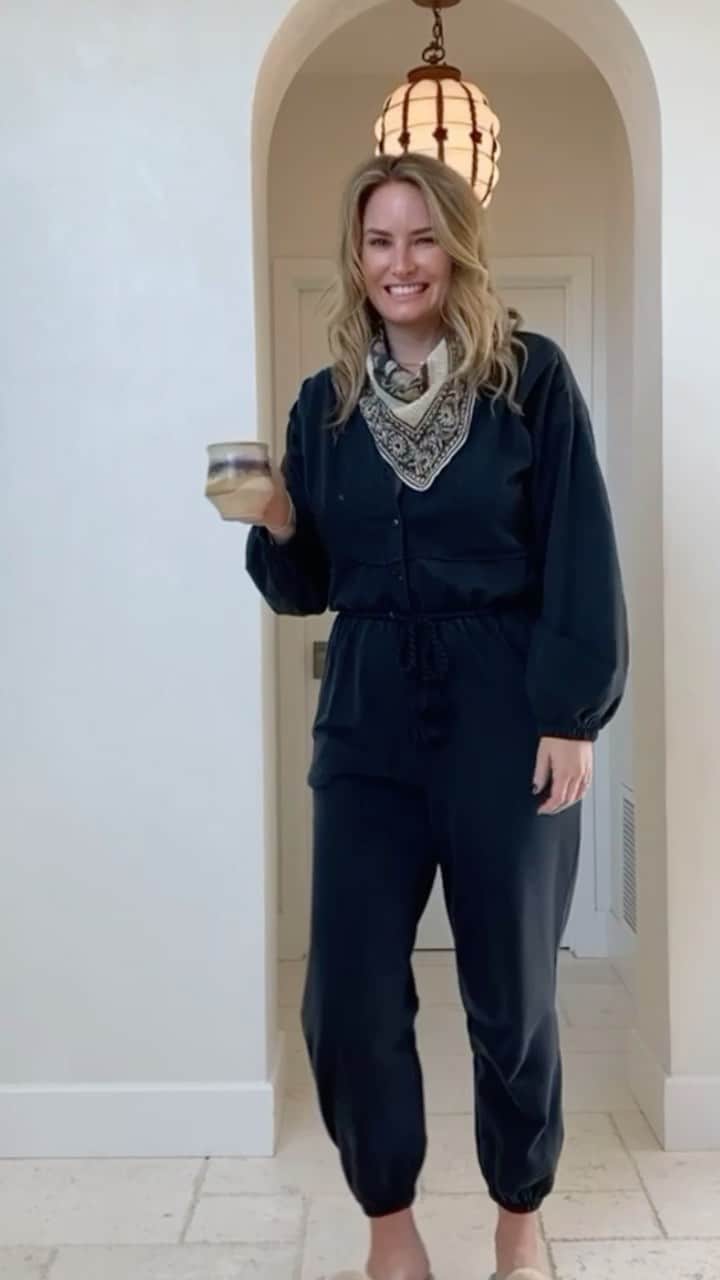 クレオベラのインスタグラム：「Home for the holidays with @angieob ✨ No need to be jealous of your kids anymore, we made the best adult onesie in town」
