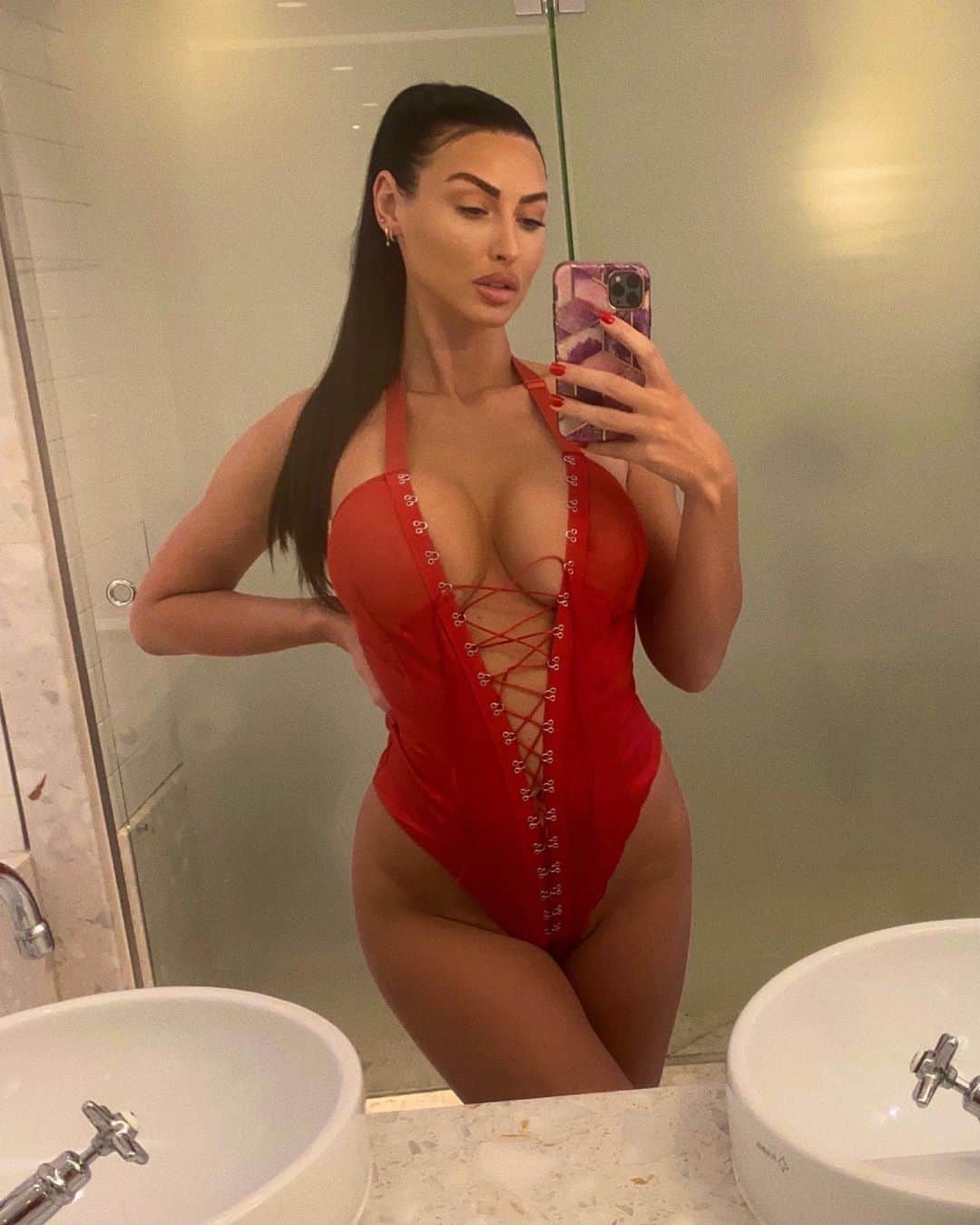 アリス・グッドウィンのインスタグラム：「Hot Girl Winter ❤️」