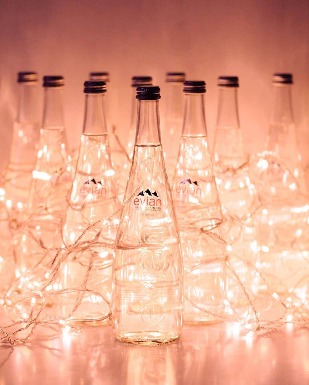 evianのインスタグラム：「Just a friendly reminder to stay hydrated during your holiday festivities🎄💦  #evian #evianwater #stayhydrated #positivedrops」