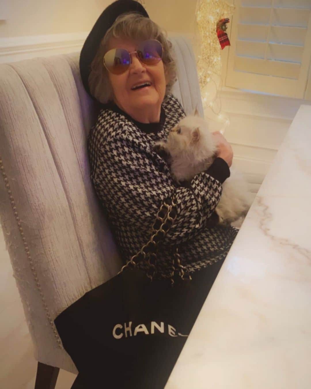 アンナ・ハウスのインスタグラム：「Meet mademoiselle Kitty 🇫🇷 Learning the art of Parisian style. Everyone please give her a big Bonjour #mom#french」