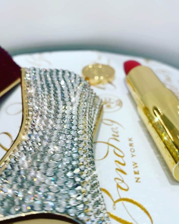 のインスタグラム：「Bond No.9 limited Swarovski lip Collection! What is your favorite this Holiday season, Ruby or Diamond?」