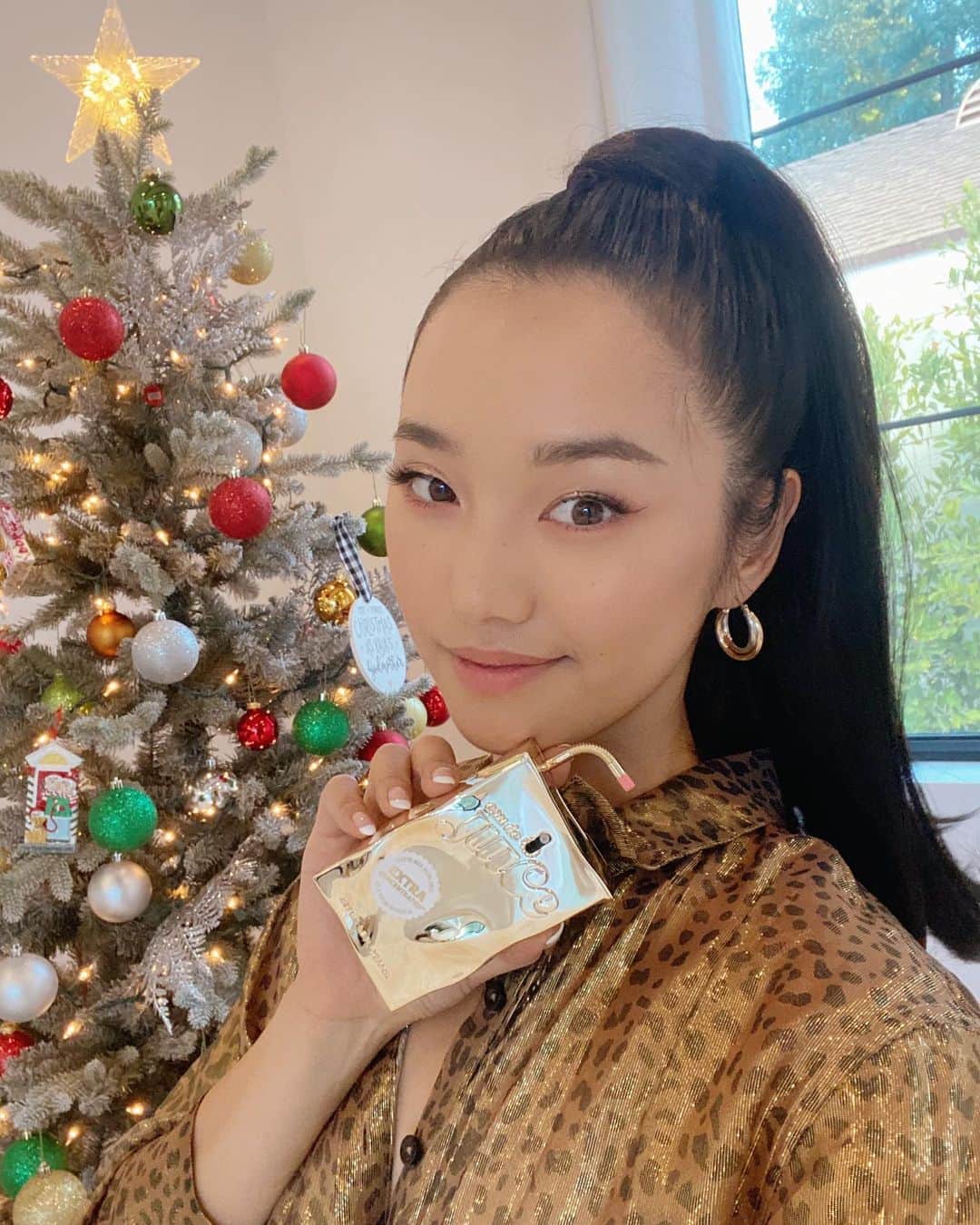Jenn Imさんのインスタグラム写真 - (Jenn ImInstagram)「Ooo she’s festive~  #ad Get into the holiday spirit with Eau de Juice perfume in Extra Concentrated. There’s also a super cute gift set of 4 bodymists too. If you’re stumped on an Xmas gift, this is it! @Walmart @Cosmopolitan #EaudeJuice」12月17日 3時42分 - imjennim