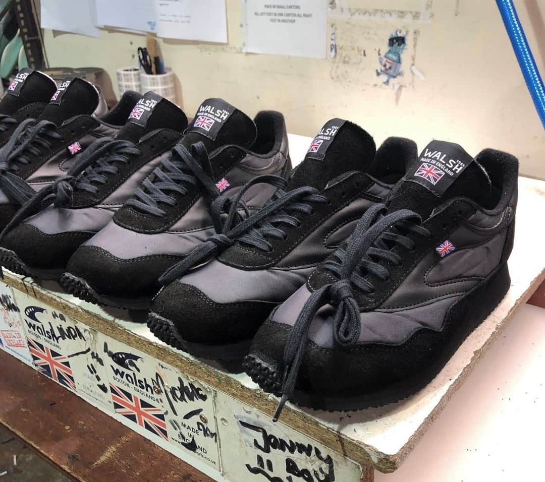 ウォルシュのインスタグラム：「The Ensign Classic All Black 👟🖤 . . . #normanwalshuk #normanwalsh #britishmanufacturing #madeinbritain #ukmfg #shoes #footwear #sneakers」