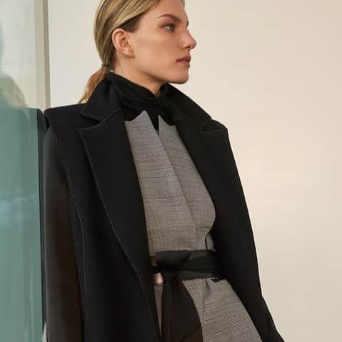 アマンダ ウェイクリーのインスタグラム：「The sleeveless wool maxi coat... the ultimate layering piece for an effortlessly cool winter look  #gilet #sleevelesscoat #winterstyle #aw20 #layering #check #coat  Photographer: @janlehner  Styling: @cathykasterine  Hair: @neilmoodie  Make up: @zoetaylormakeup」