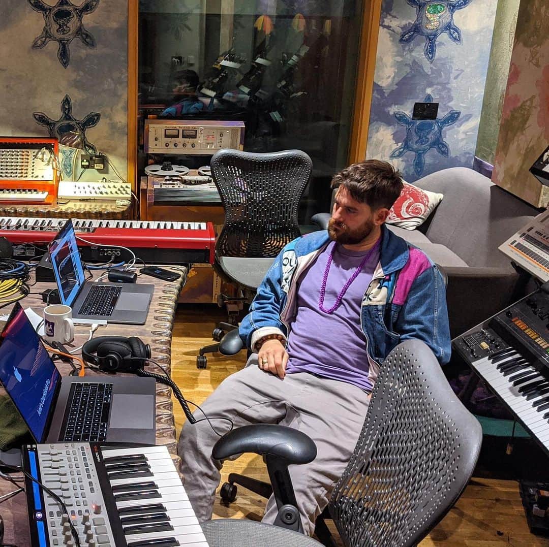 ルディメンタルのインスタグラム：「Some shots from the studio working on 'Be The One' 🎸」