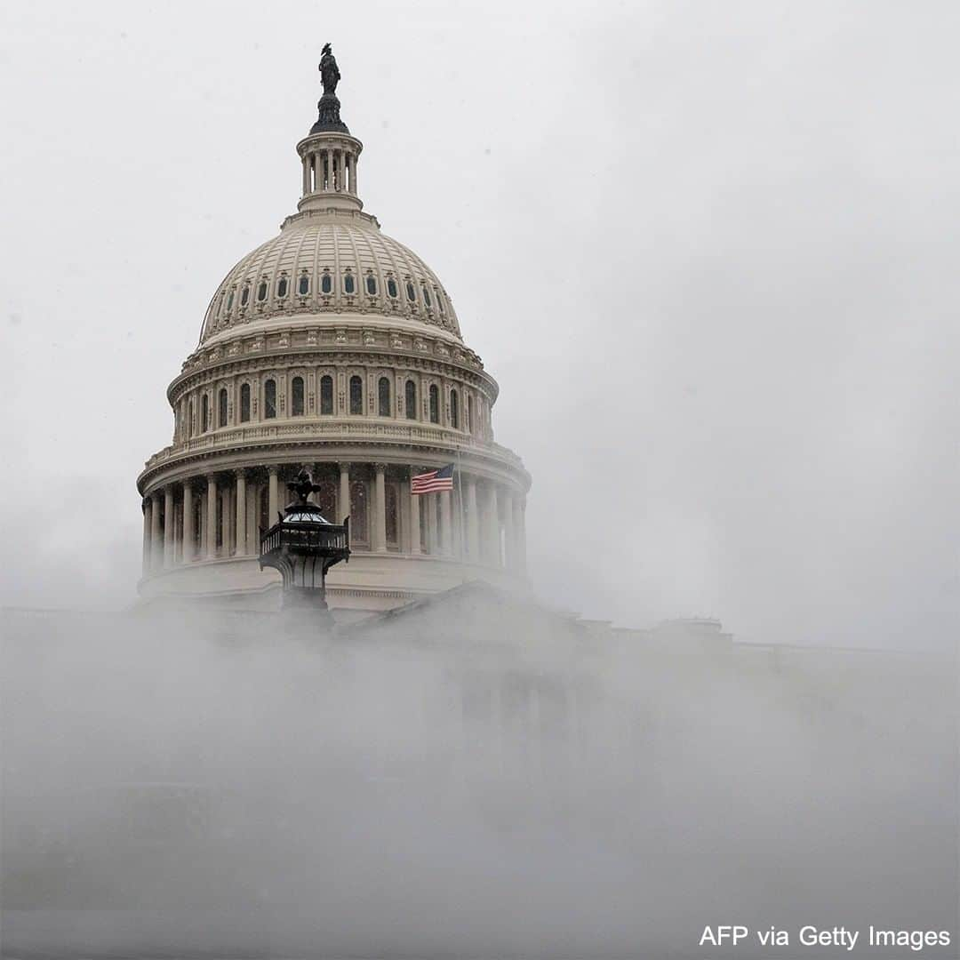 ABC Newsさんのインスタグラム写真 - (ABC NewsInstagram)「The US Capitol peeks out above a layer of mist as a snow storm developed in Washington, DC. #capitolhill #washington #dc #weather #snow #winter #mist」12月17日 3時45分 - abcnews