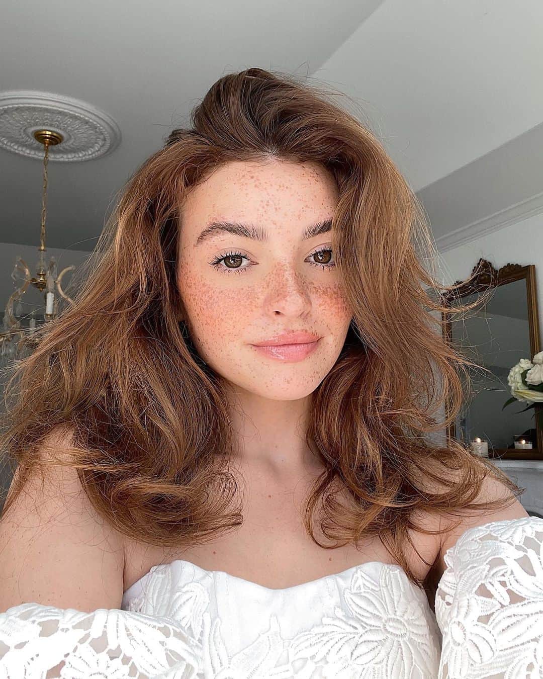 Kelsey Simoneのインスタグラム：「Watching the Great British bake-off & filming holiday videos is my entire week. 🍰 How yours?」