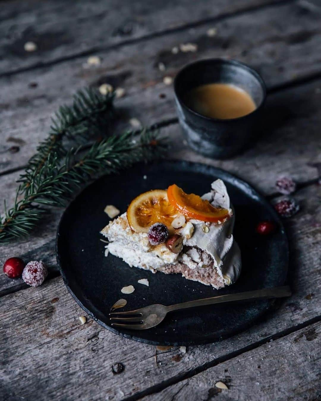 Our Food Storiesさんのインスタグラム写真 - (Our Food StoriesInstagram)「More photos of our favorite Christmas pavlova, such an easy and delicious Christmas recipe for the holidays🎄 Get the recipe on the blog, link is in profile. #ourfoodstories  ____ #christmasdecor #christmasfood #woodencakestand #christmasrecipe #glutenfreedessert #glutenfri #glutenfrei #germanfoodblogger #foodstylist #foodphotographer #momentslikethese #fellowmag #simplejoys #onthetable」12月17日 3時50分 - _foodstories_