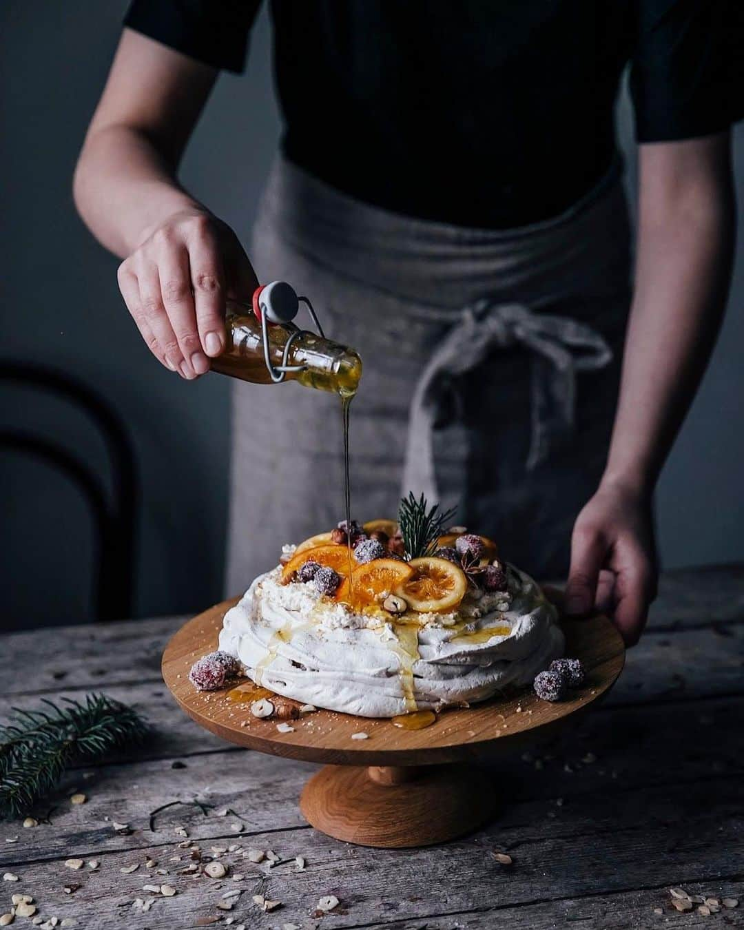 Our Food Storiesのインスタグラム：「More photos of our favorite Christmas pavlova, such an easy and delicious Christmas recipe for the holidays🎄 Get the recipe on the blog, link is in profile. #ourfoodstories  ____ #christmasdecor #christmasfood #woodencakestand #christmasrecipe #glutenfreedessert #glutenfri #glutenfrei #germanfoodblogger #foodstylist #foodphotographer #momentslikethese #fellowmag #simplejoys #onthetable」